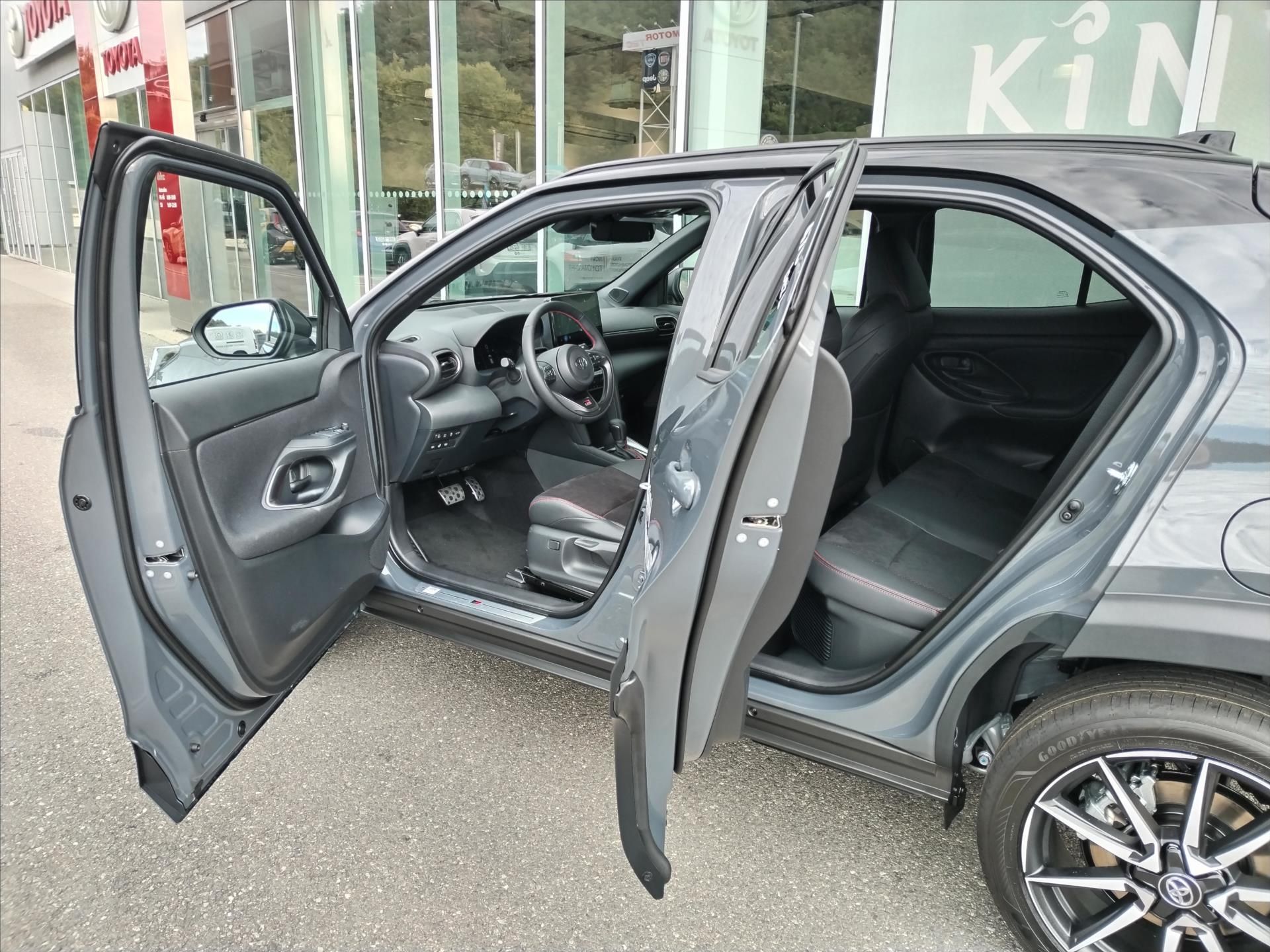 Toyota Yaris Cross, 1.5 HYBRID e-CVT FWD  GR SPORT - fotka 4