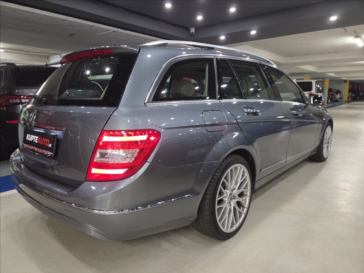 Mercedes-Benz Třídy C, 2,2 DCi Po rozvodech!  Eleganc - fotka 4
