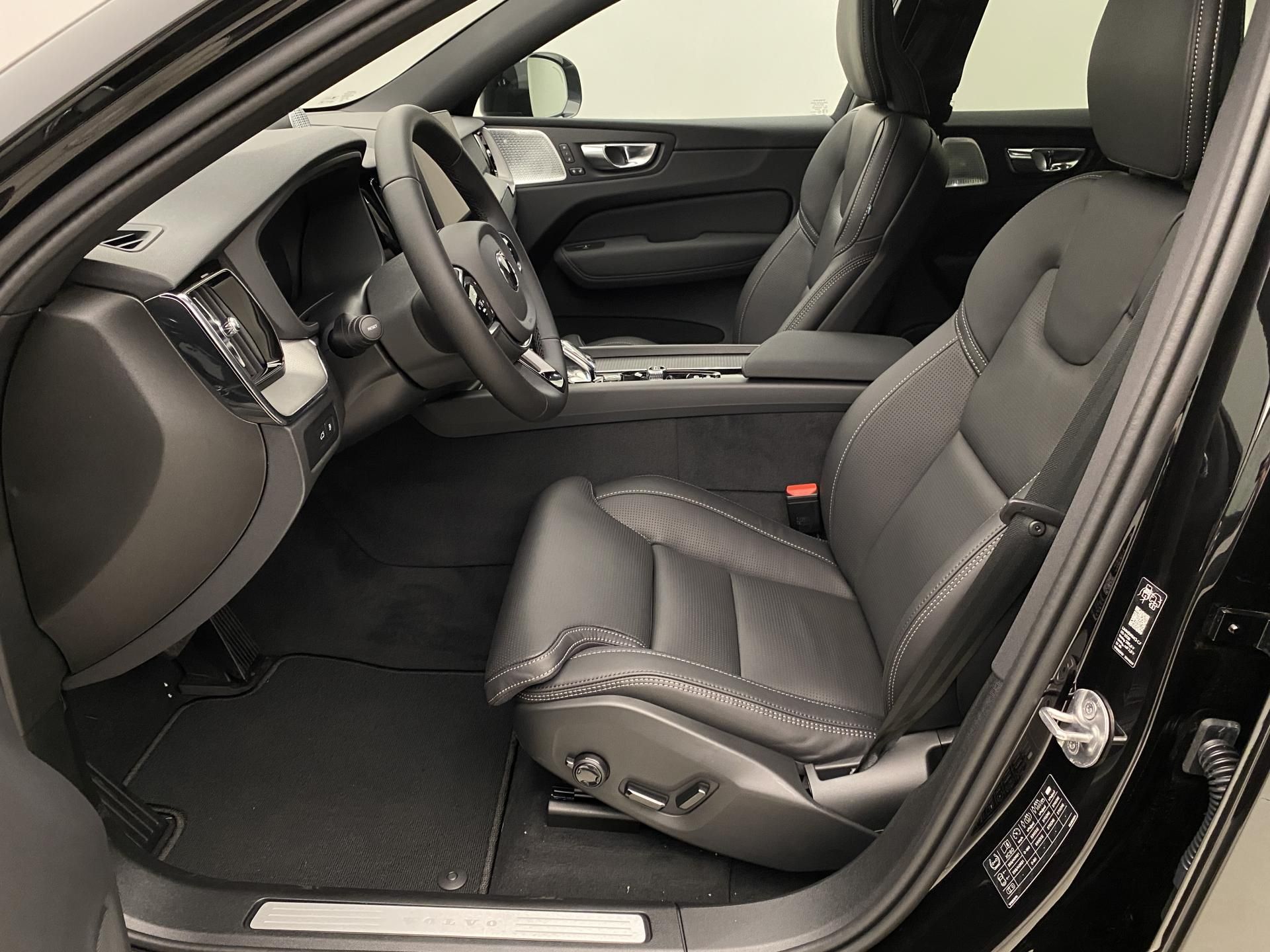 Volvo XC60, T8 AWD BLACK EDITION RECHARGE - fotka 3