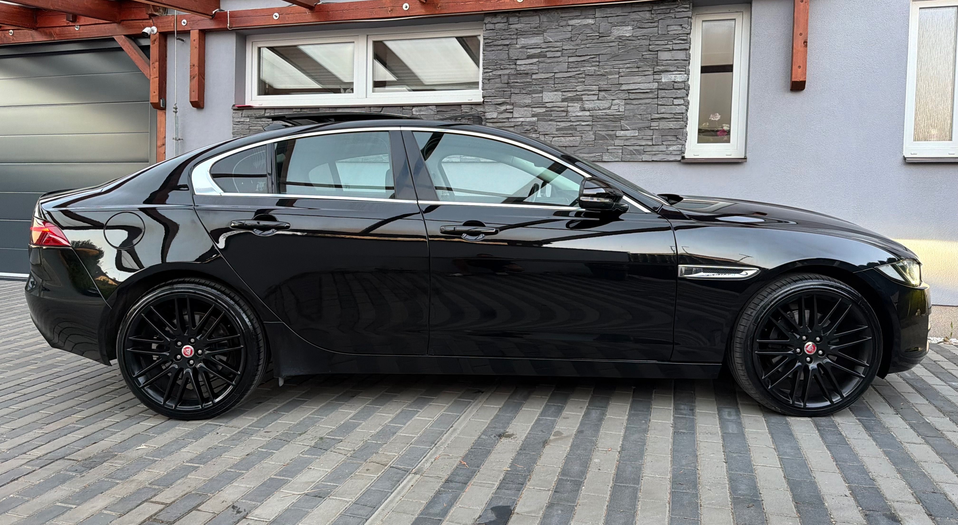 Jaguar XE - fotka 4