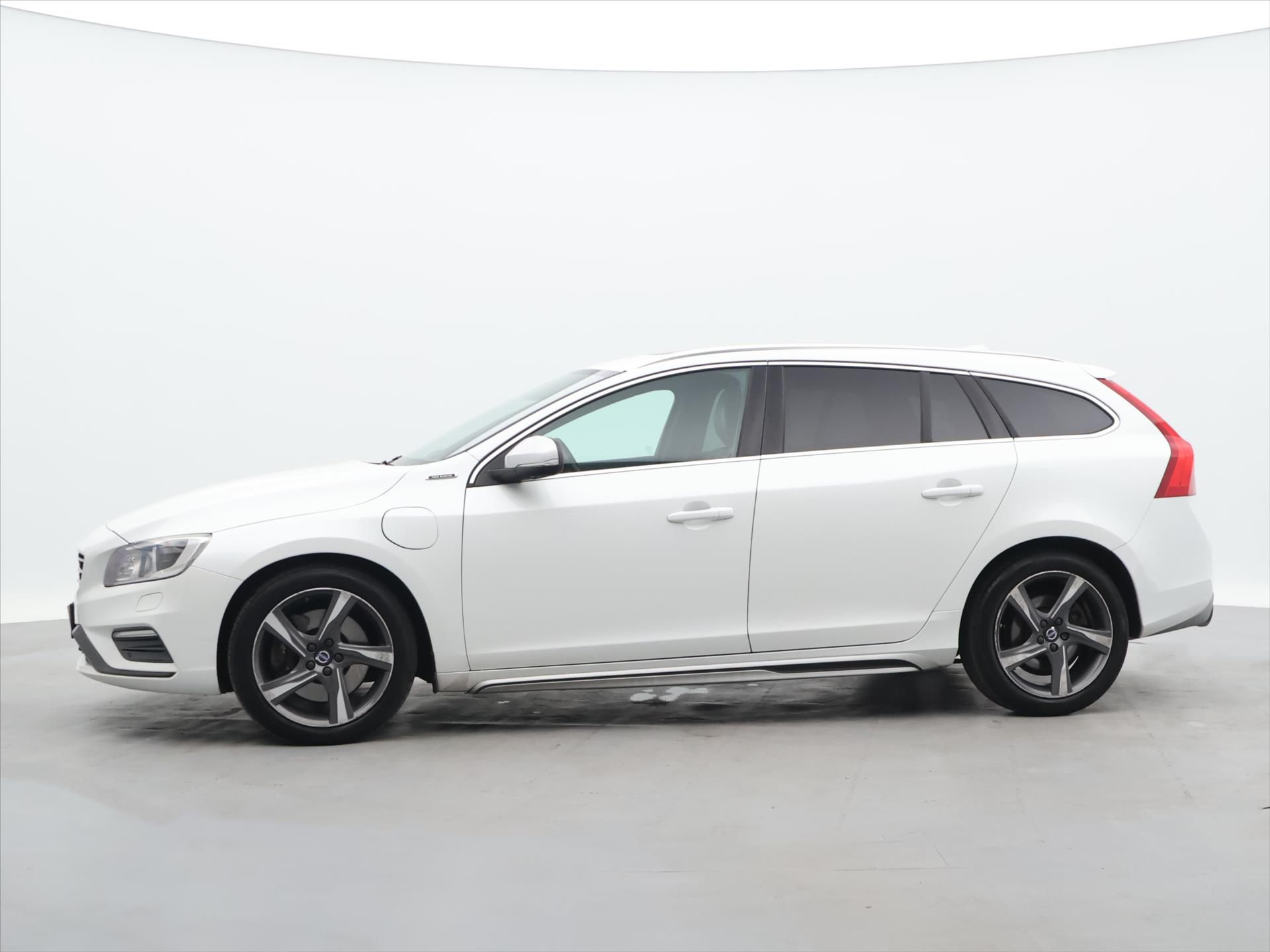 Volvo V60, 2.4 D6 162kW R-Design Aut. DPH - fotka 4