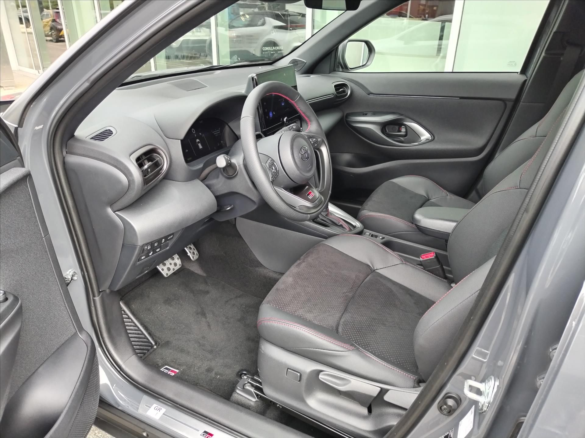 Toyota Yaris Cross, 1.5 HYBRID e-CVT FWD  GR SPORT - fotka 5
