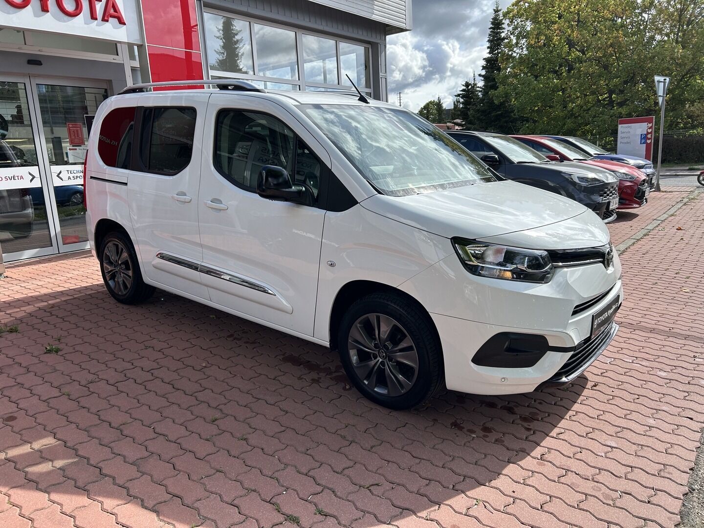 Toyota Proace City Verso, 5D SWB 1.2T 110 6MT - Family - fotka 3