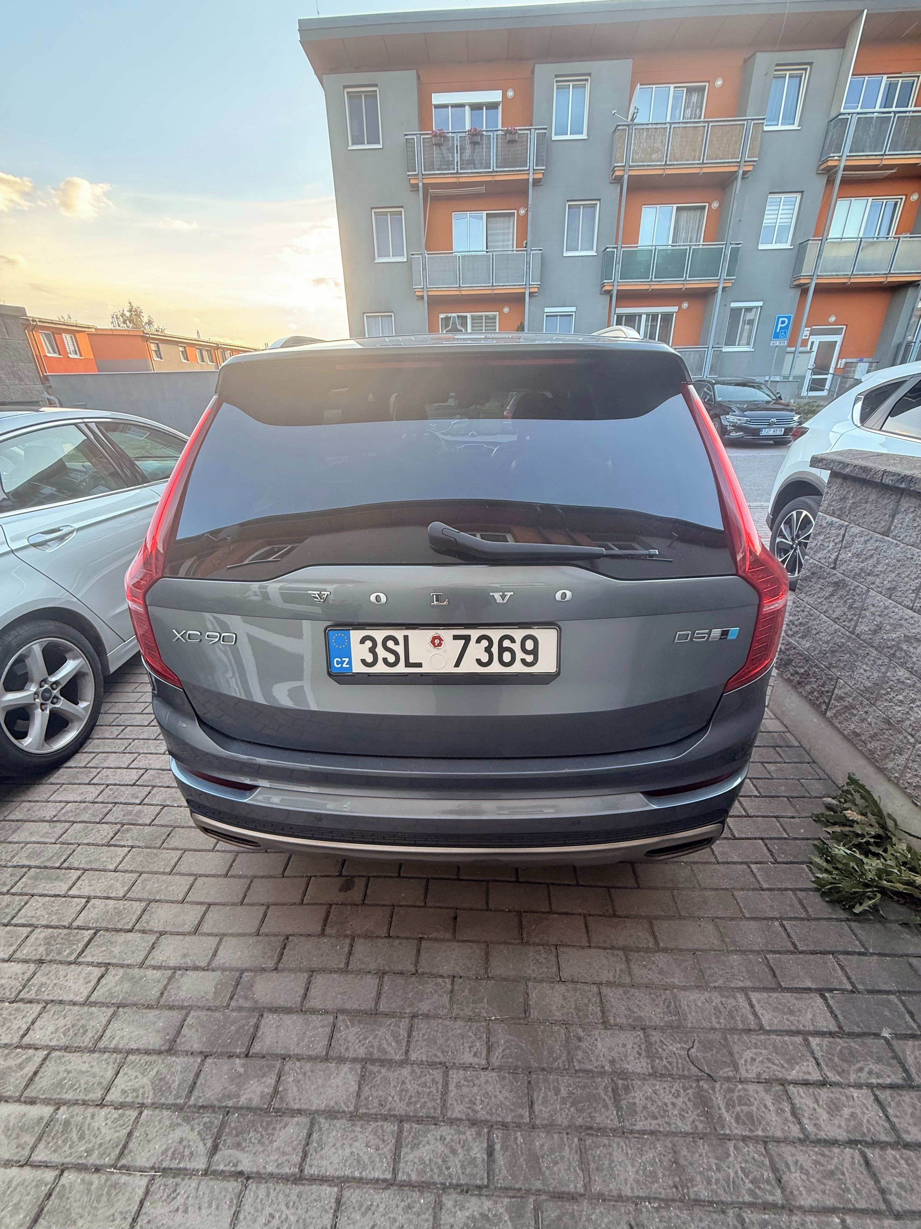 Volvo XC90, Volvo XC90 D5 AWD Drive E - fotka 3