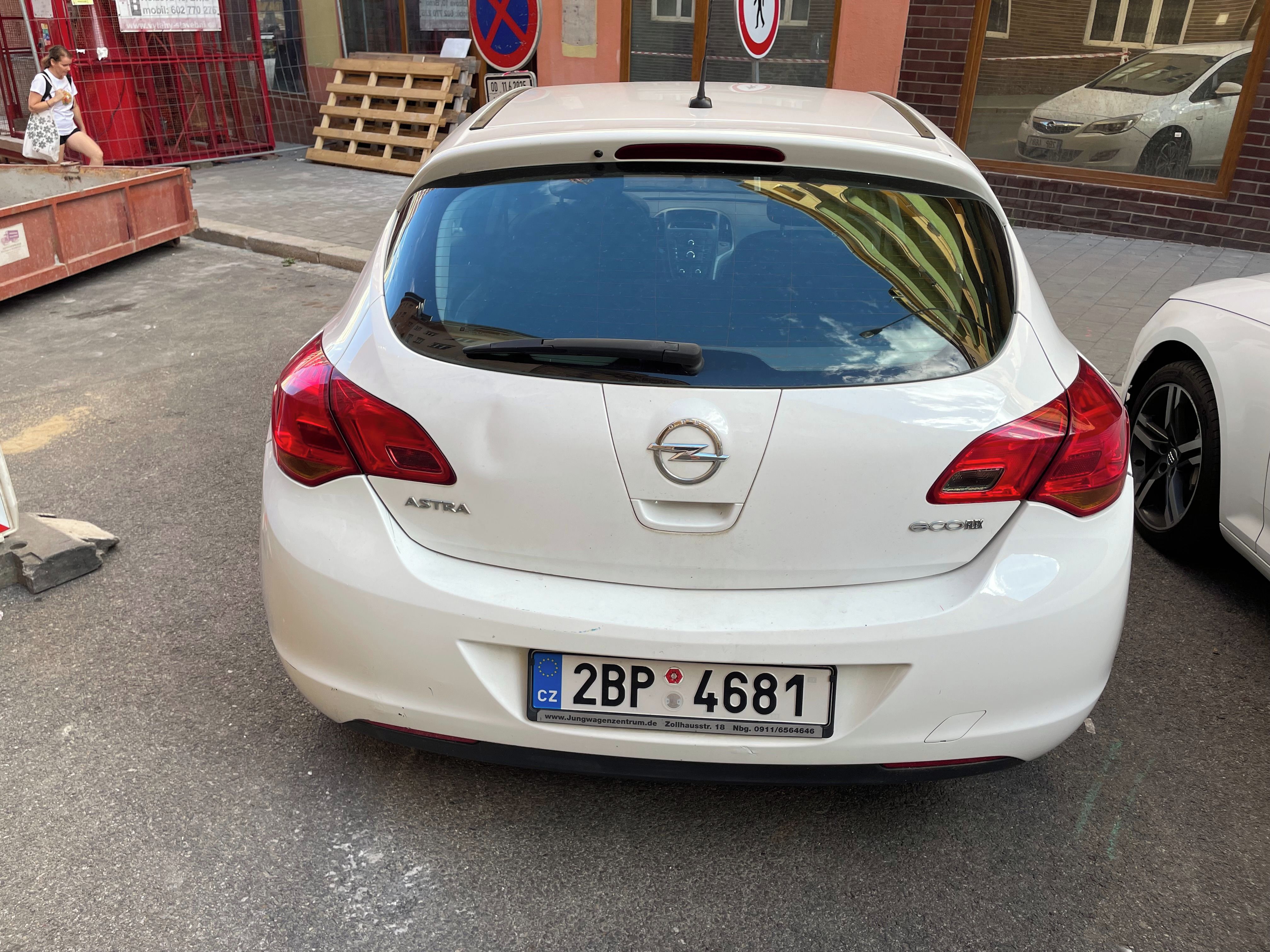 Opel Astra, J 1.4 64 kW - fotka 6