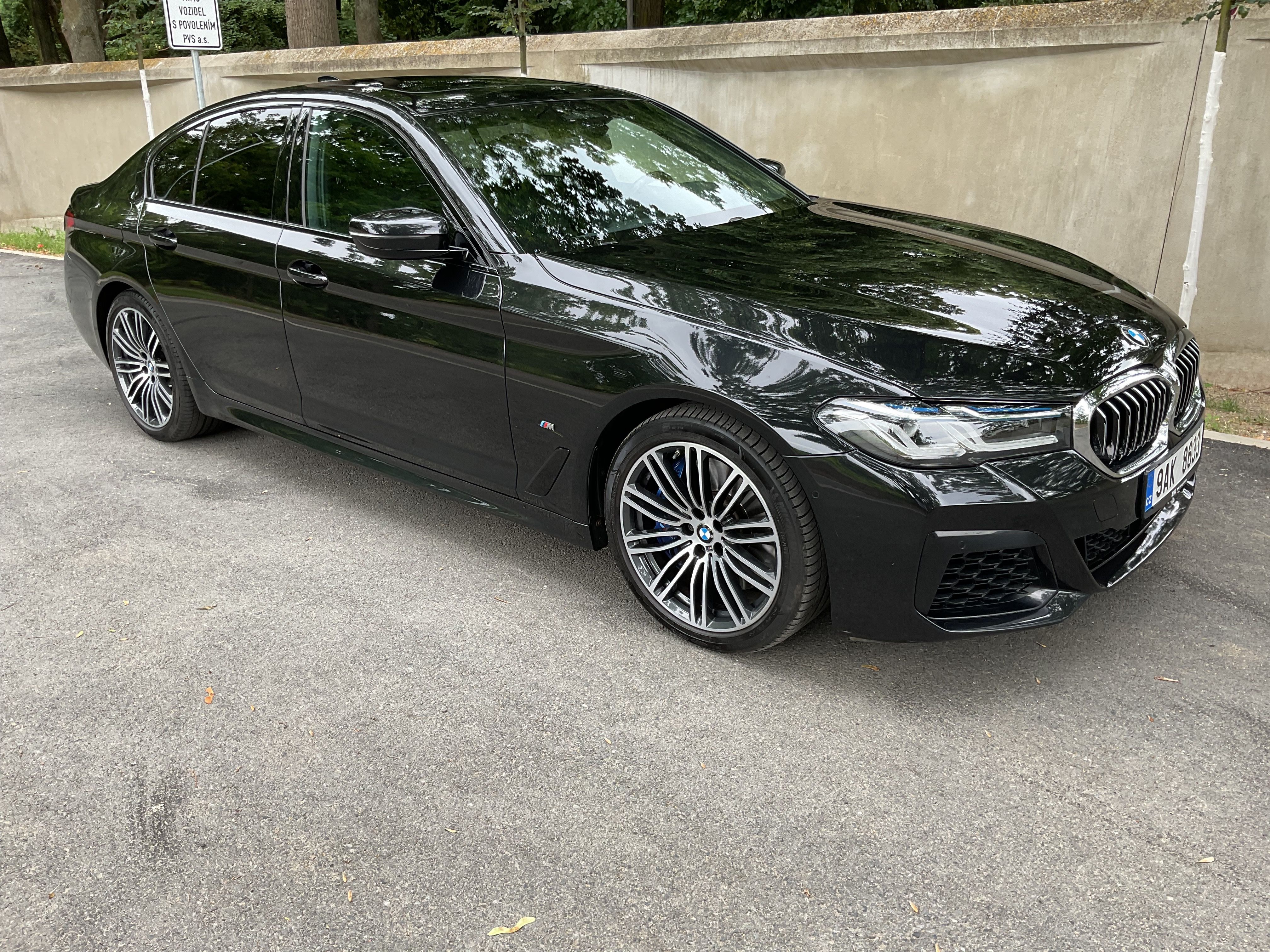 BMW Řada 5, 540i xDrive Limousine M paket - fotka 4