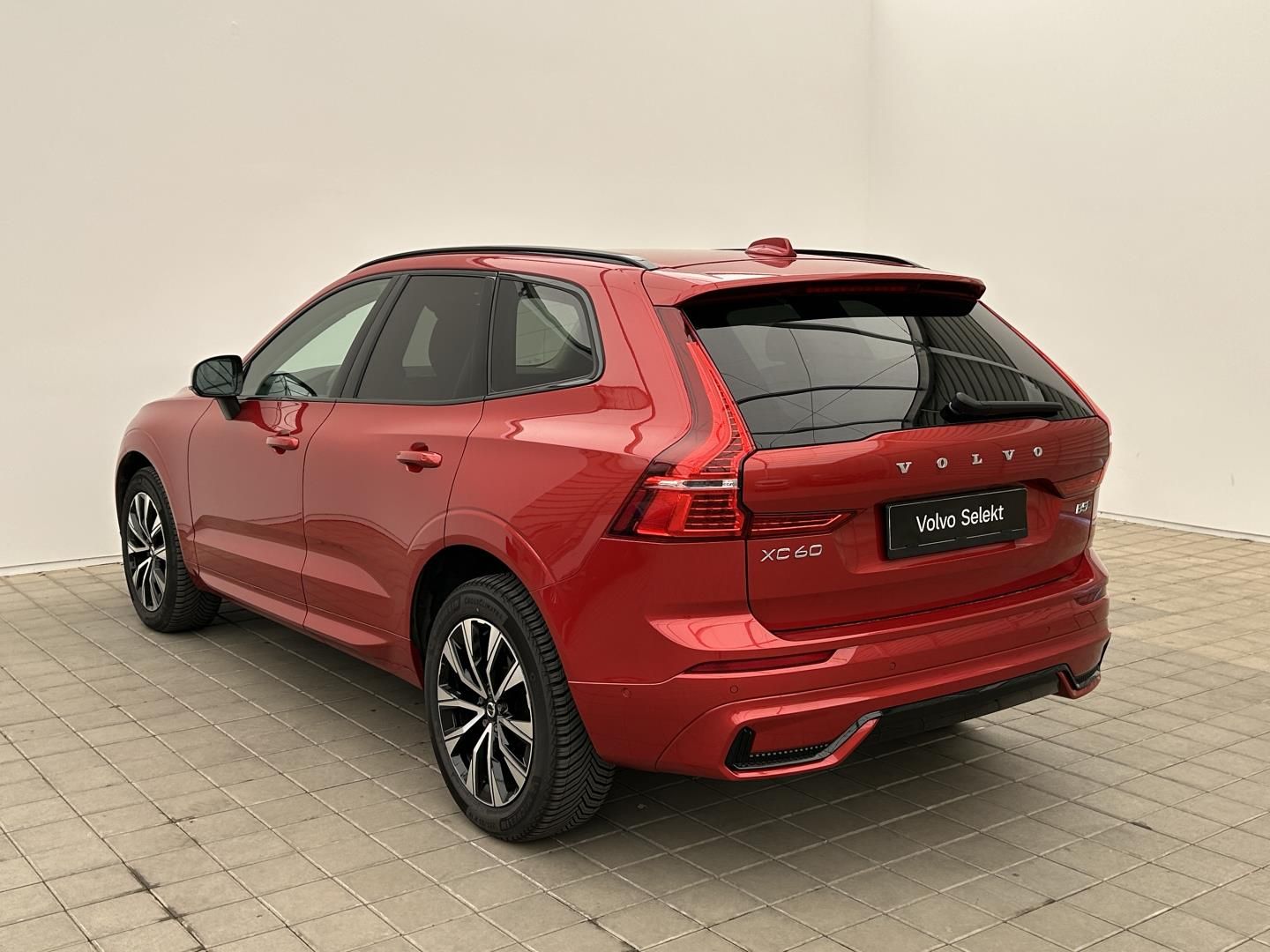 Volvo XC60, 2.0 B5 184kW 4x4  Plus - fotka 4
