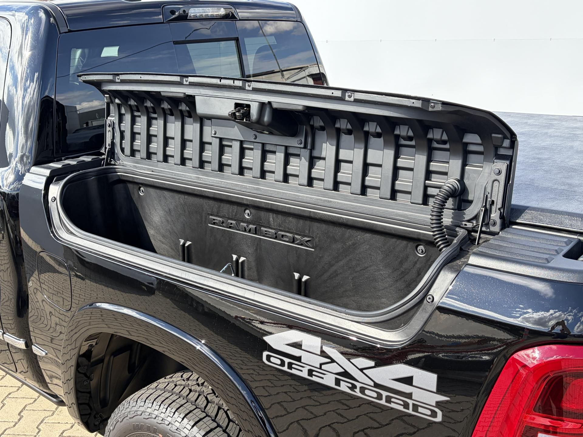 Dodge Ram, 1500 Limited 5.7 V8 HEMI 2026 - fotka 6