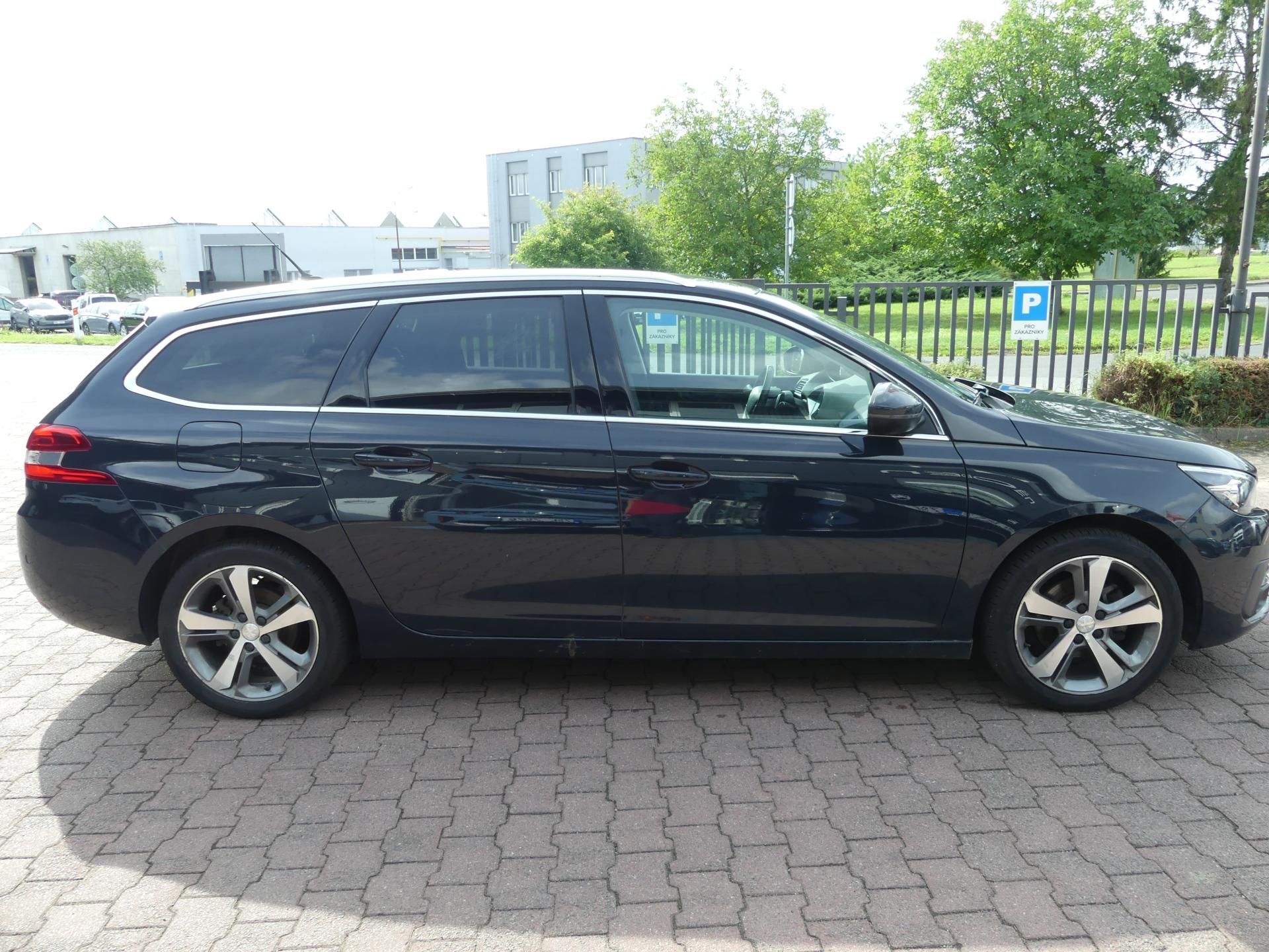 Peugeot 308, 1,2 PT 130 EAT8 - fotka 4