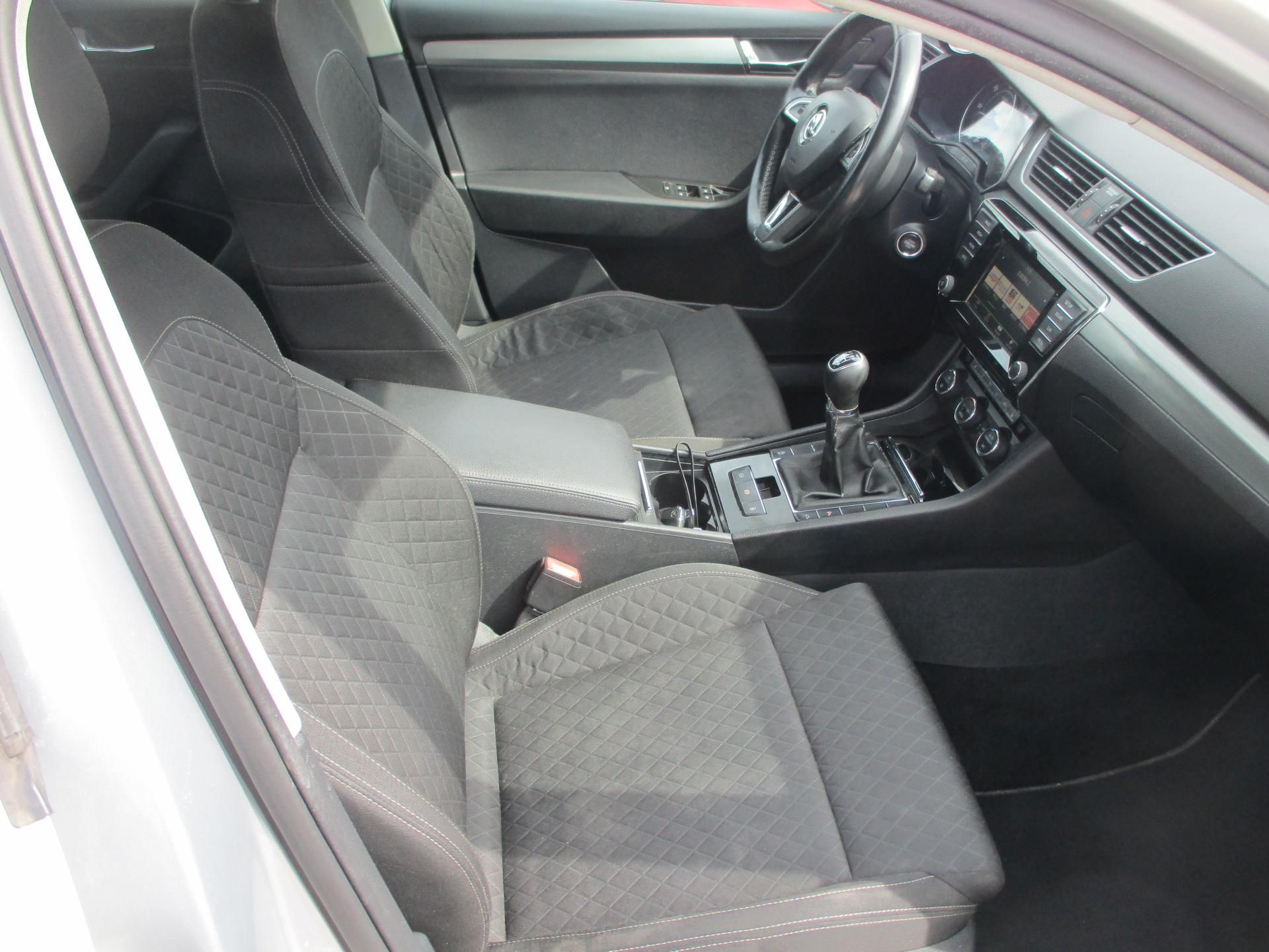 Škoda Superb, combi III 2,0 TDi prav.servis - fotka 5