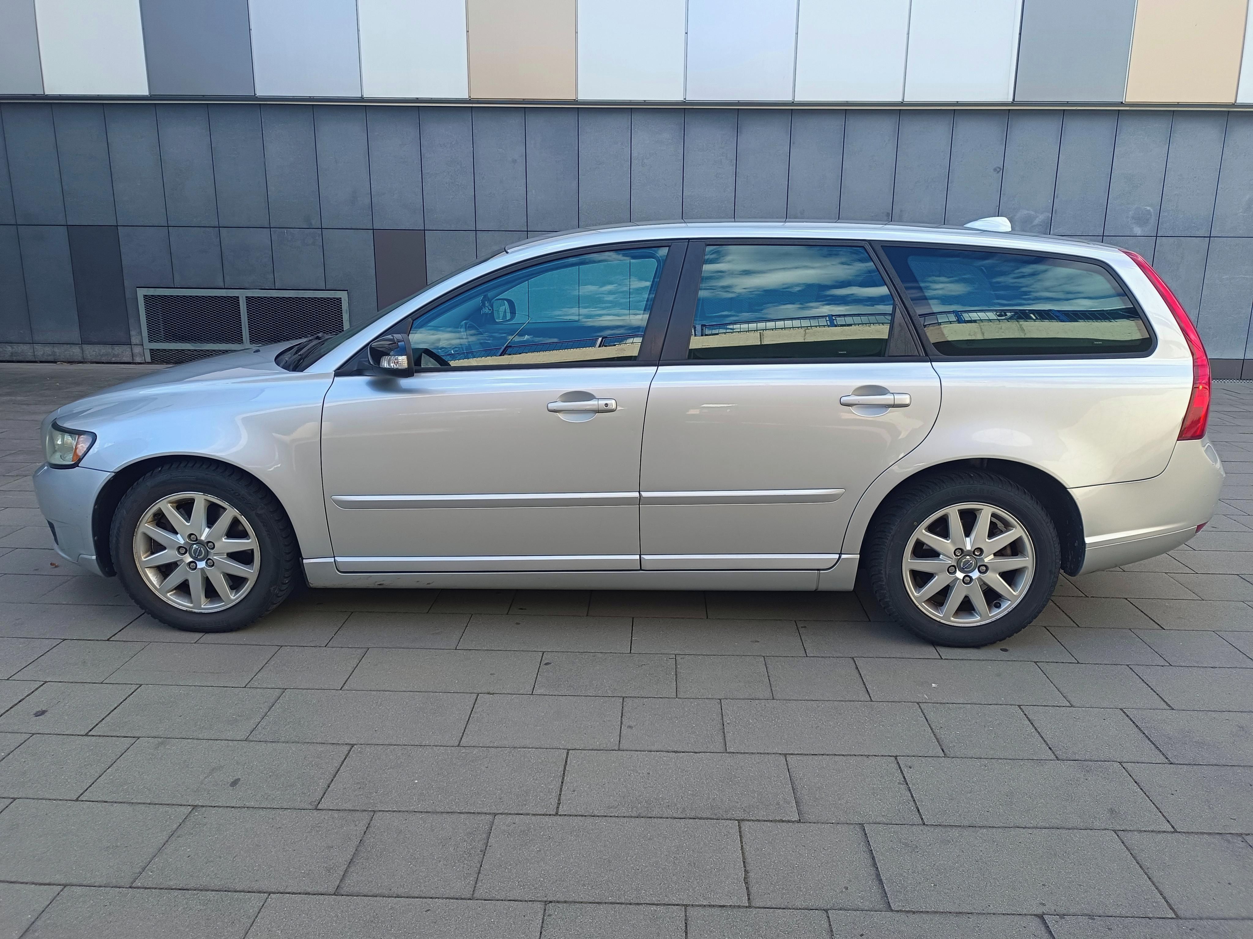 Volvo V50, 2.0 D 100 kW automat - fotka 2