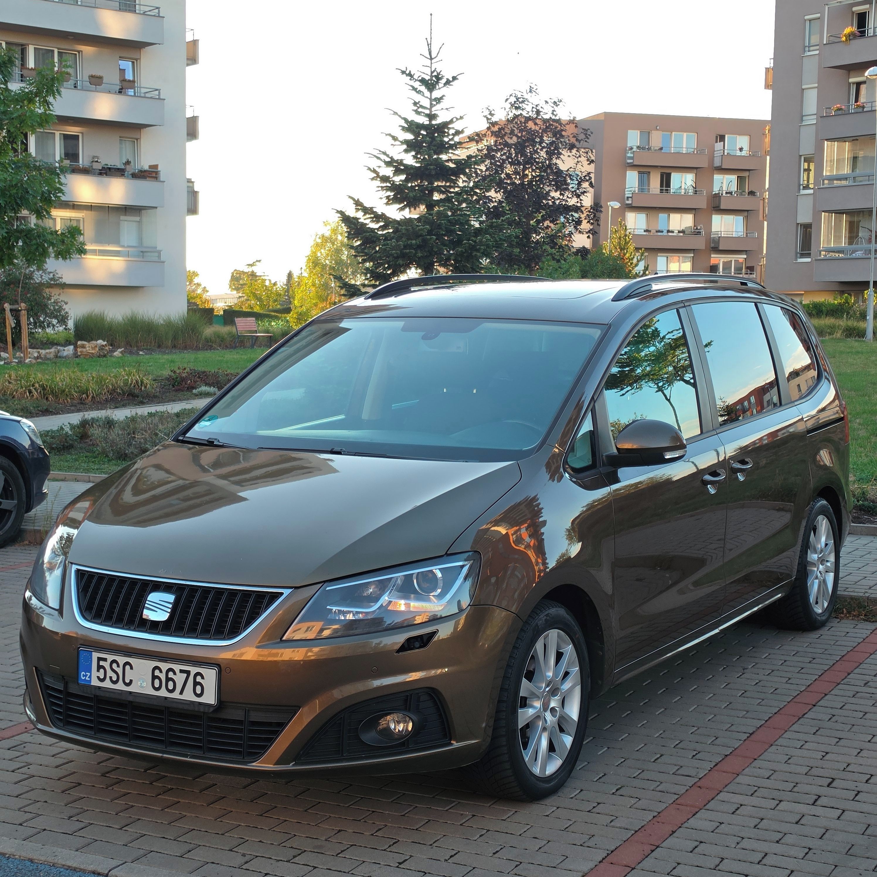 Seat Alhambra, 2.0 TDI, 7 MIST, Panorama, Xen - fotka 2