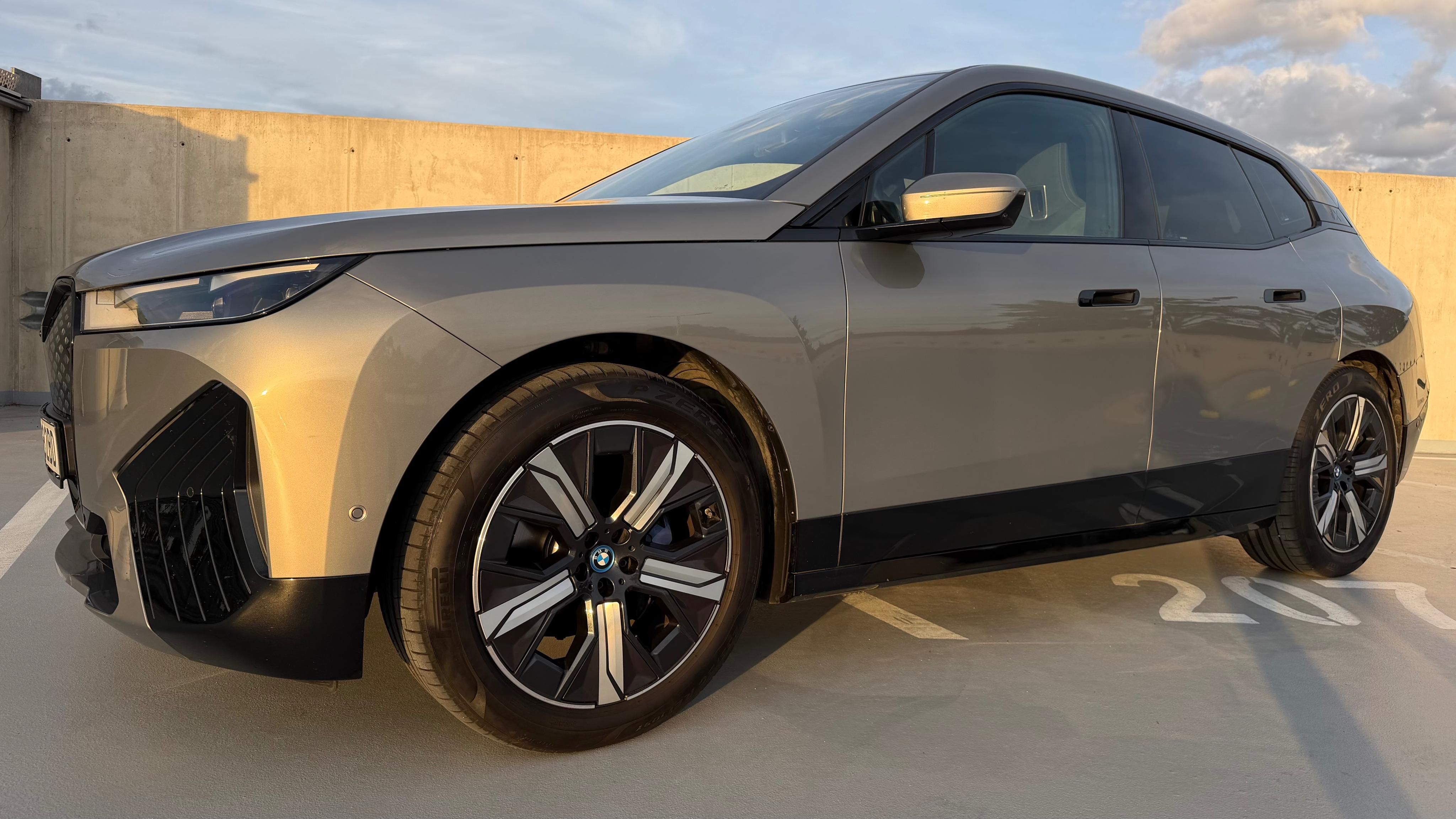 BMW iX, HarmanKardon, stav nového vozu - fotka 4