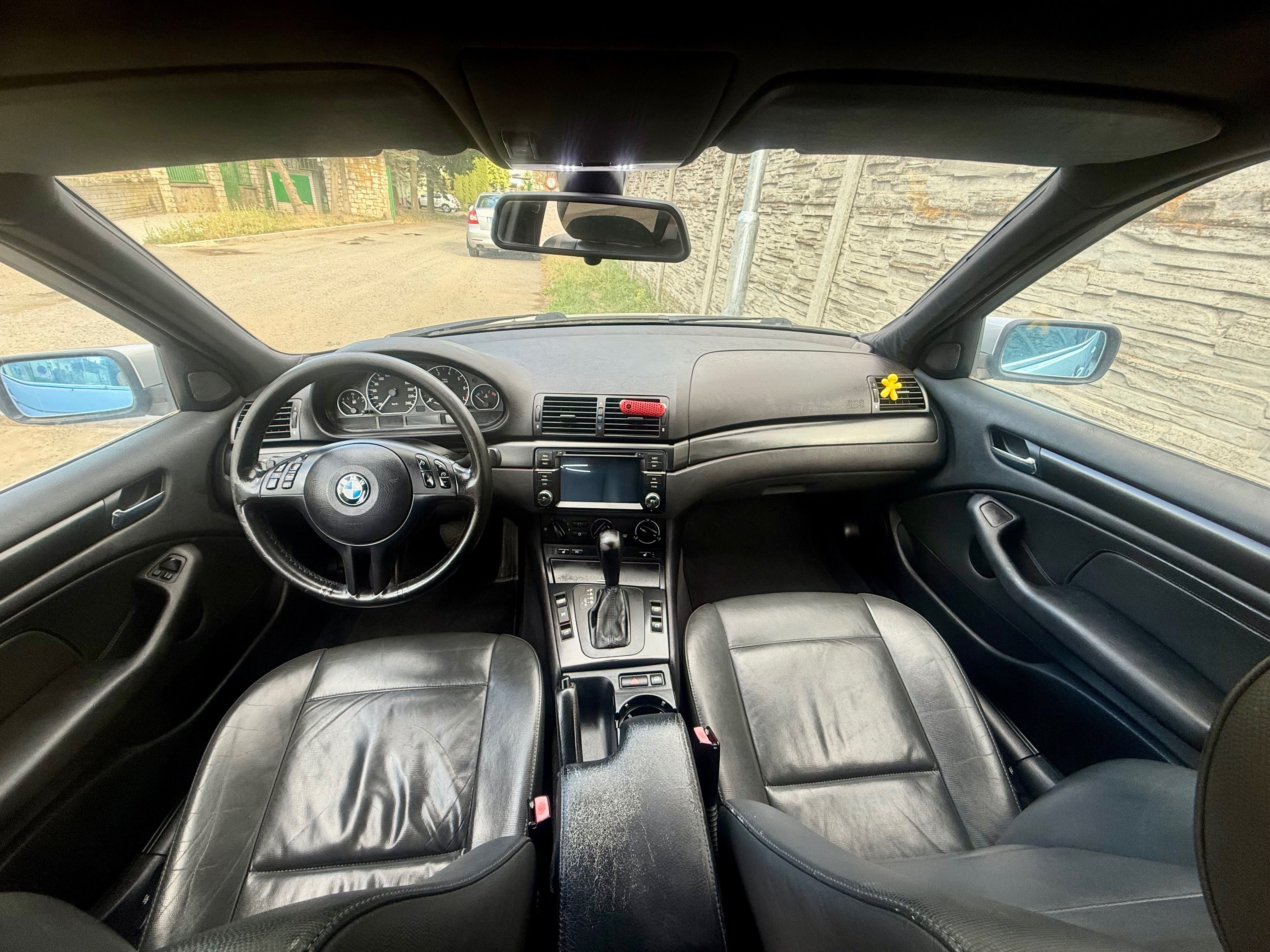 BMW Řada 3, BMW 318i kombi - fotka 4