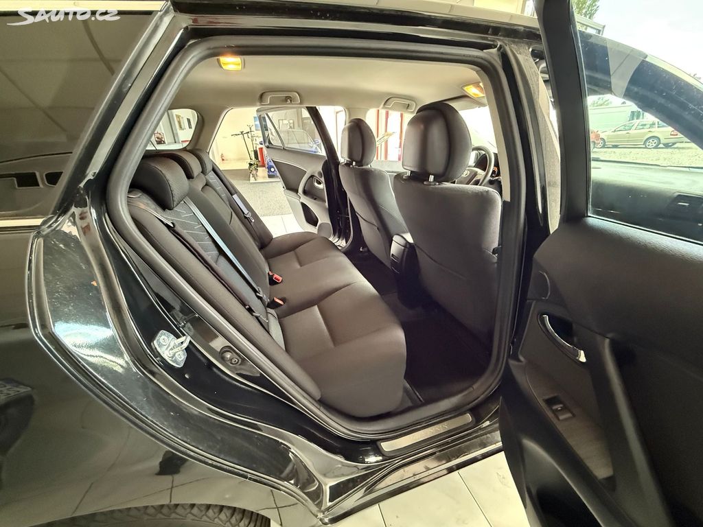Toyota Avensis, fotka 23