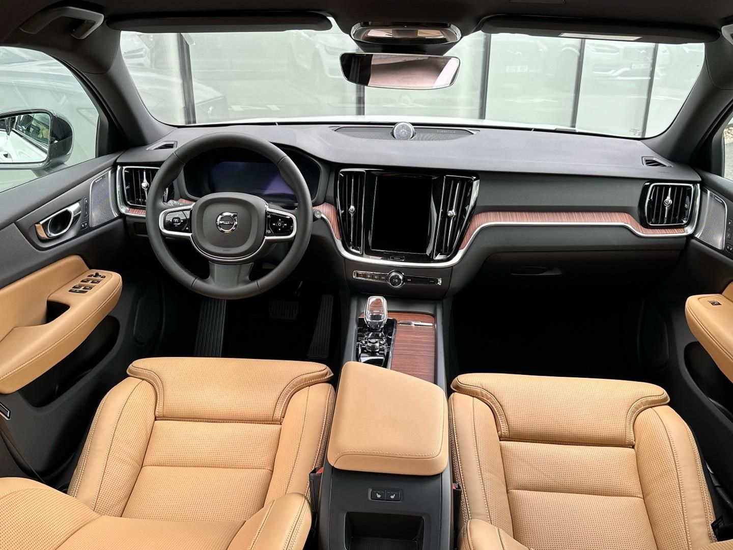 Volvo V60, 2.0B4 FWD 145kW PLUS DARK - fotka 4