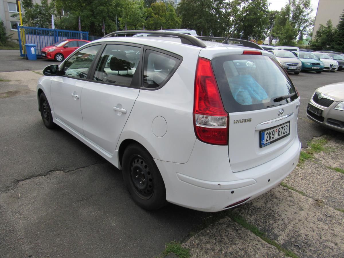 Hyundai i30, 1,4 i 80kW Combi - fotka 4