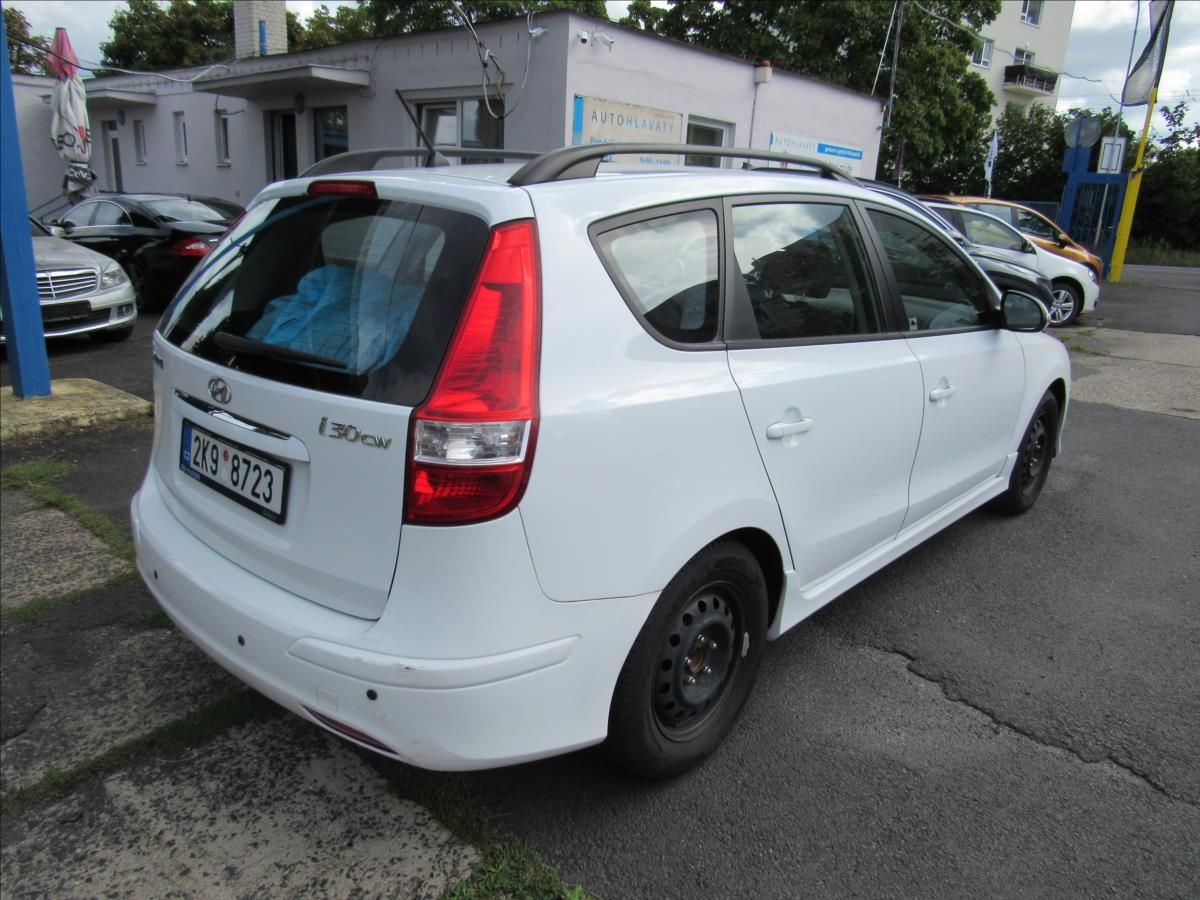 Hyundai i30, 1,4 i 80kW Combi - fotka 6