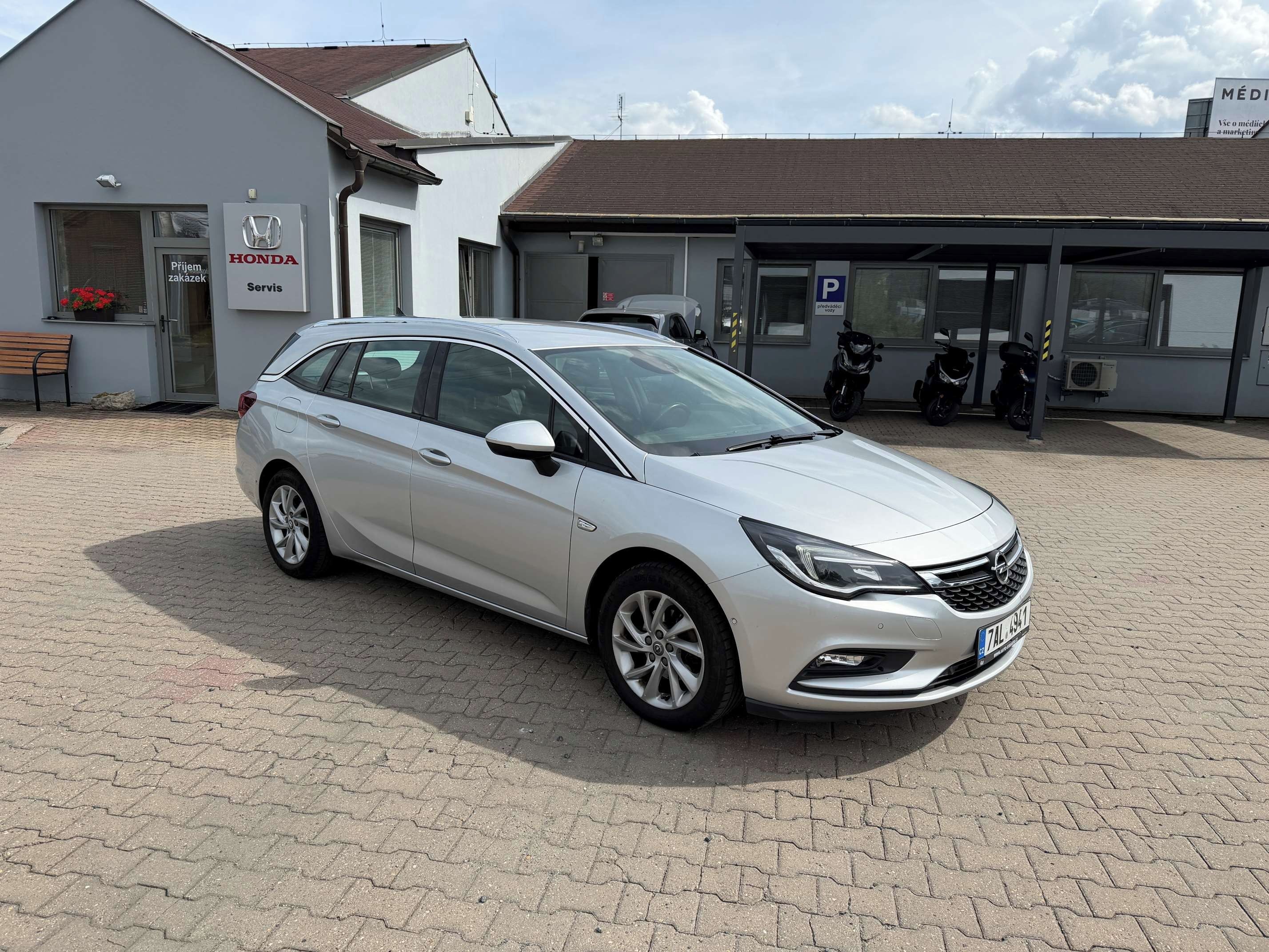 Opel Astra, 1,4 Turbo Sports Tourer + - fotka 3