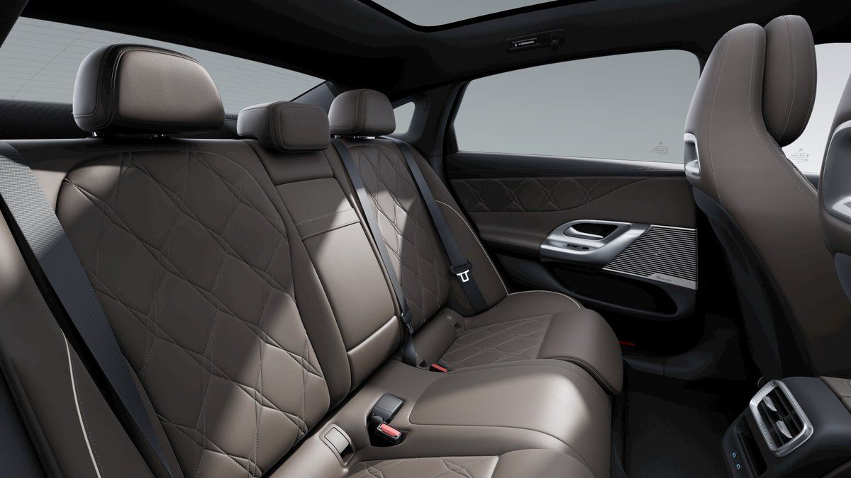 Mercedes-Benz Třídy C, 400 4MATIC Electric Linie AMG - fotka 3