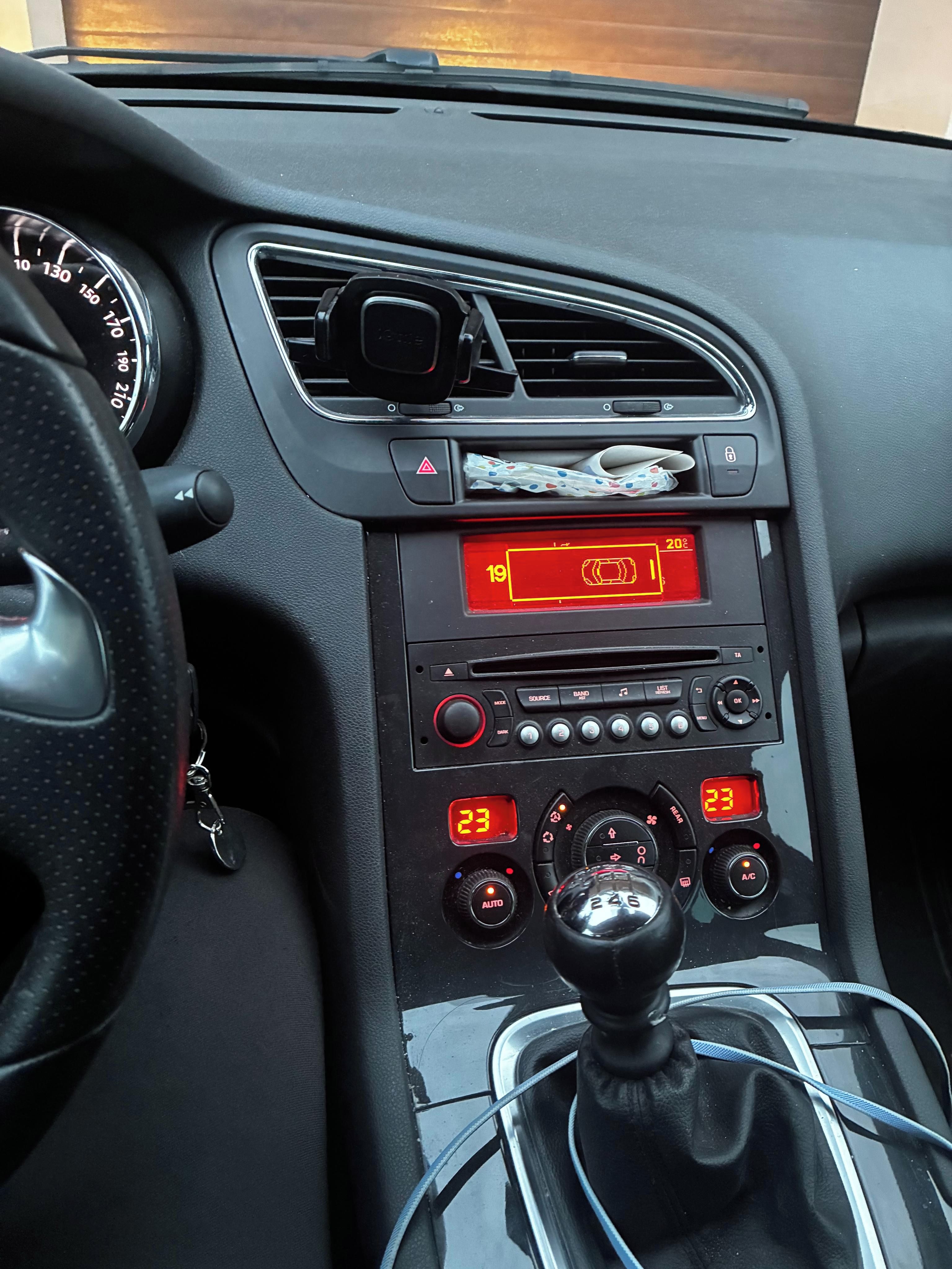 Peugeot 5008, 1,6 BlueHDI - servisováno - fotka 5