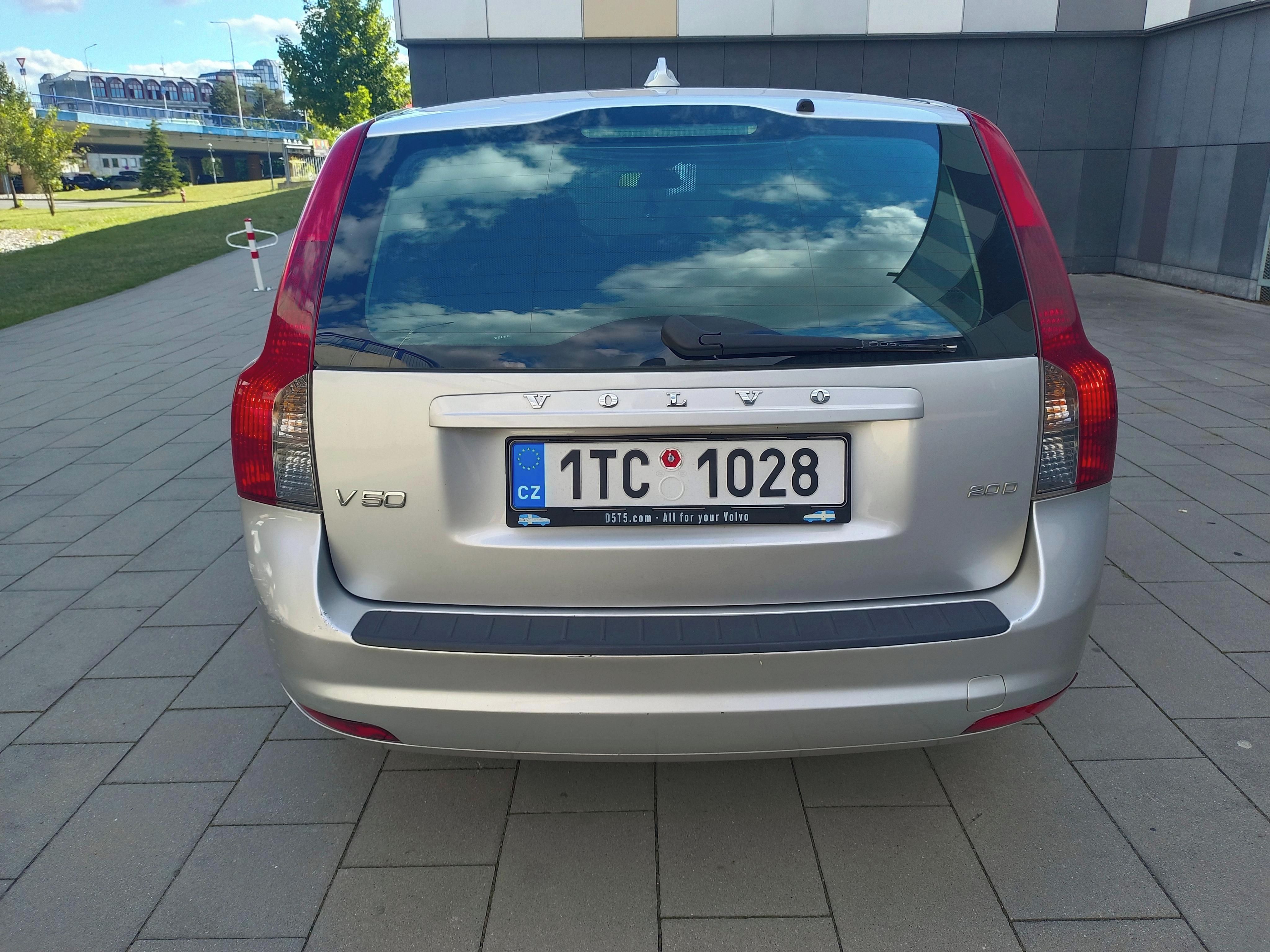 Volvo V50, 2.0 D 100 kW automat - fotka 3