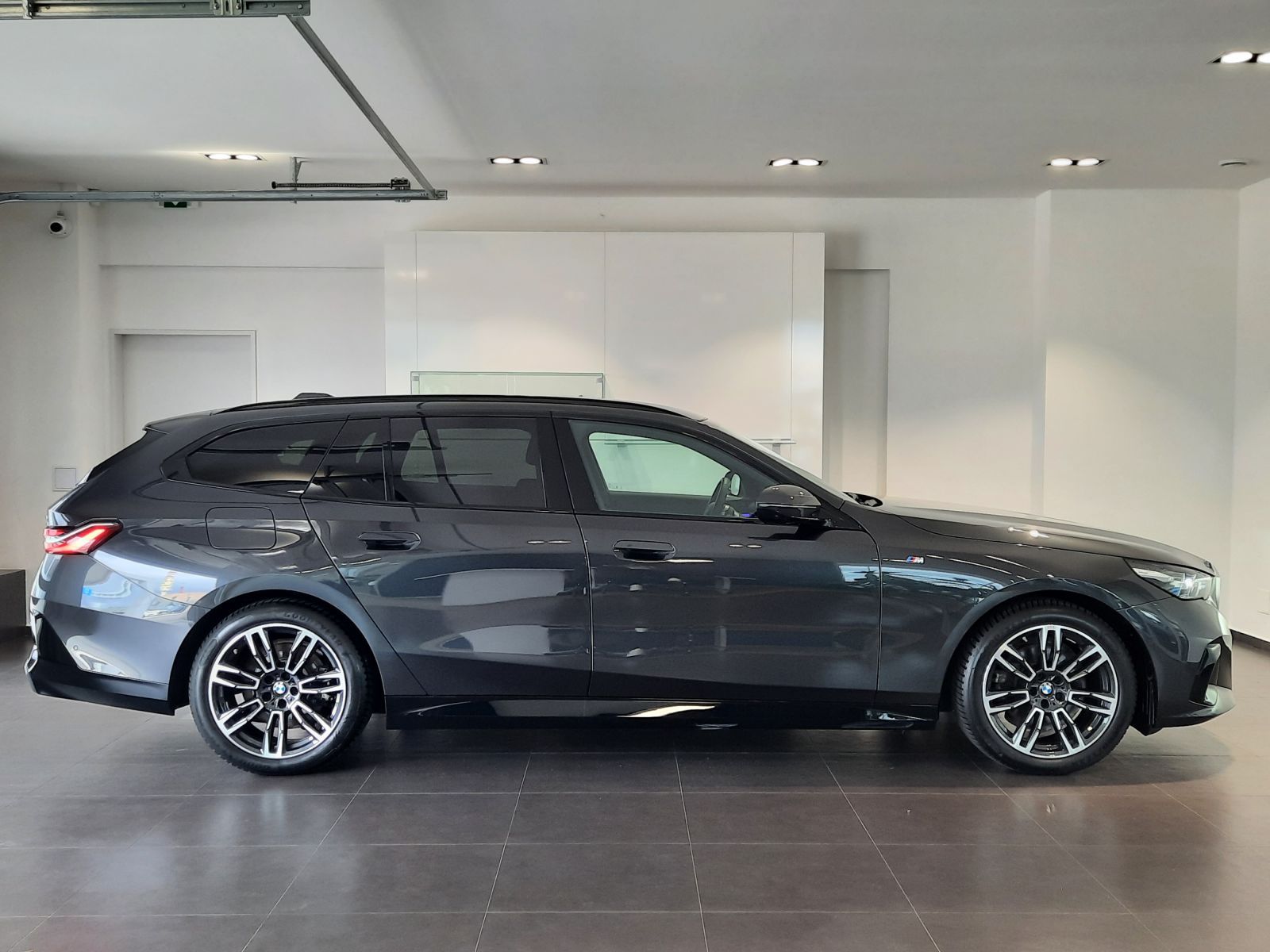 BMW Řada 5, 520d xDrive Touring M Sport - fotka 5