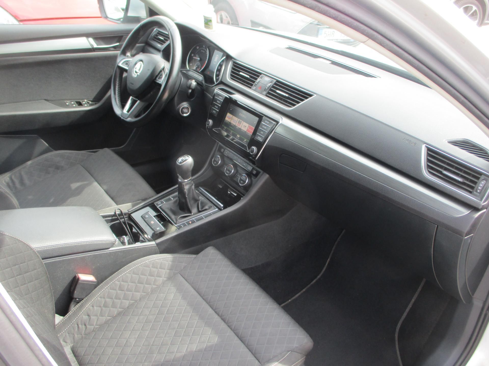 Škoda Superb, combi III 2,0 TDi prav.servis - fotka 4