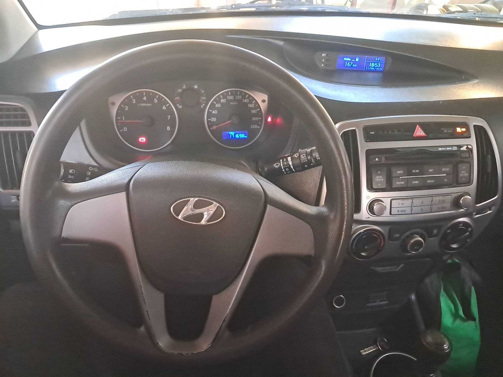 Hyundai i20, 1.2, po STK, rezervace - fotka 3