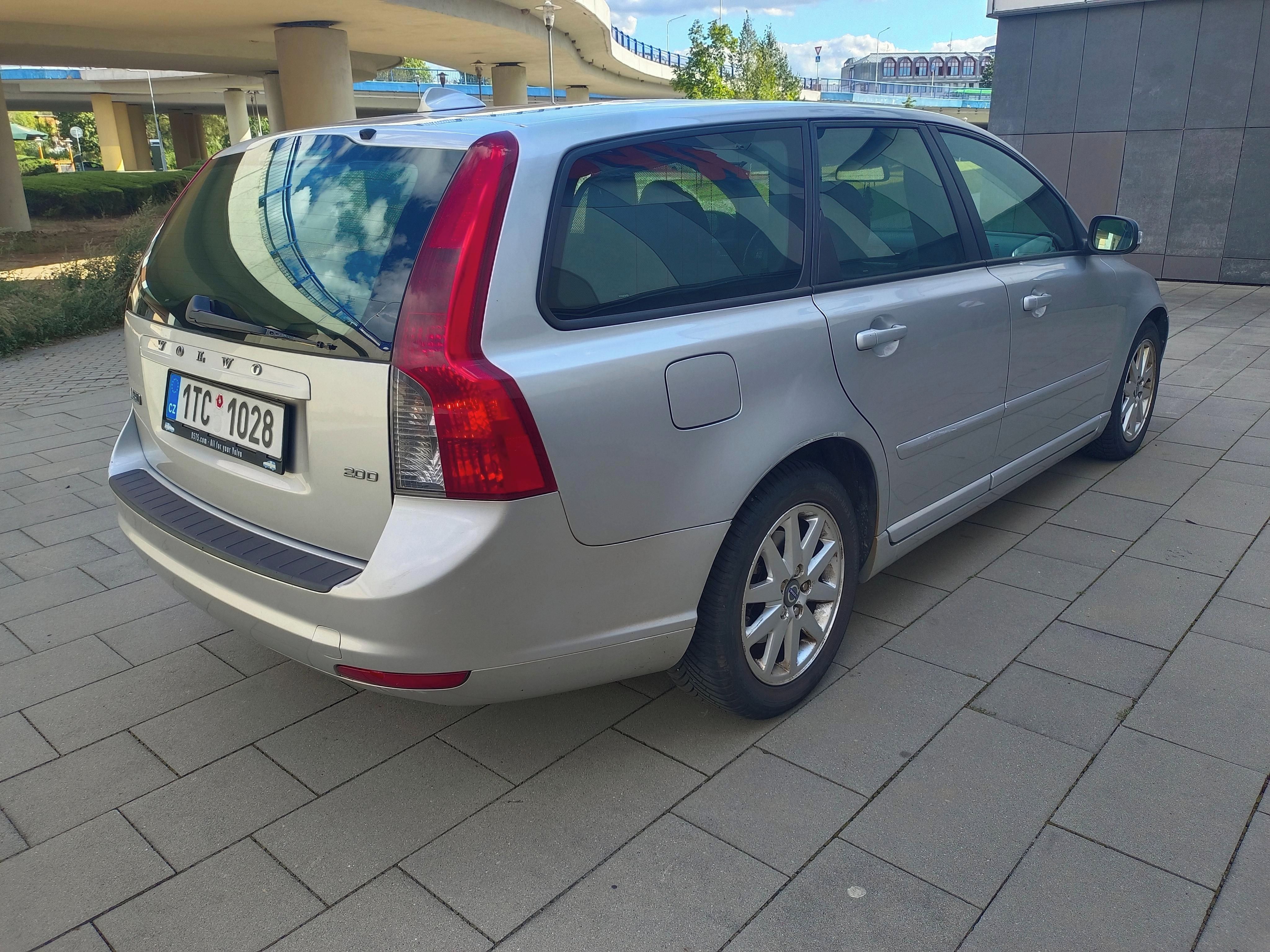 Volvo V50, 2.0 D 100 kW automat - fotka 4