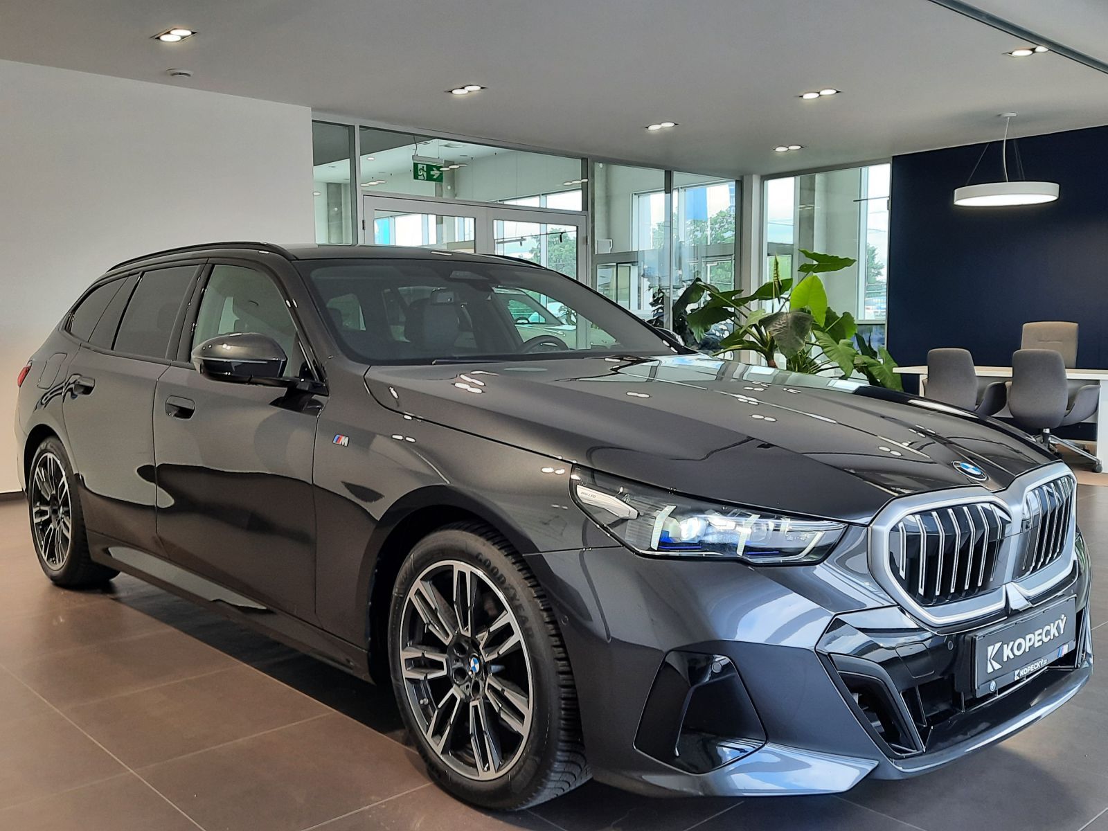 BMW Řada 5, 520d xDrive Touring M Sport - fotka 3