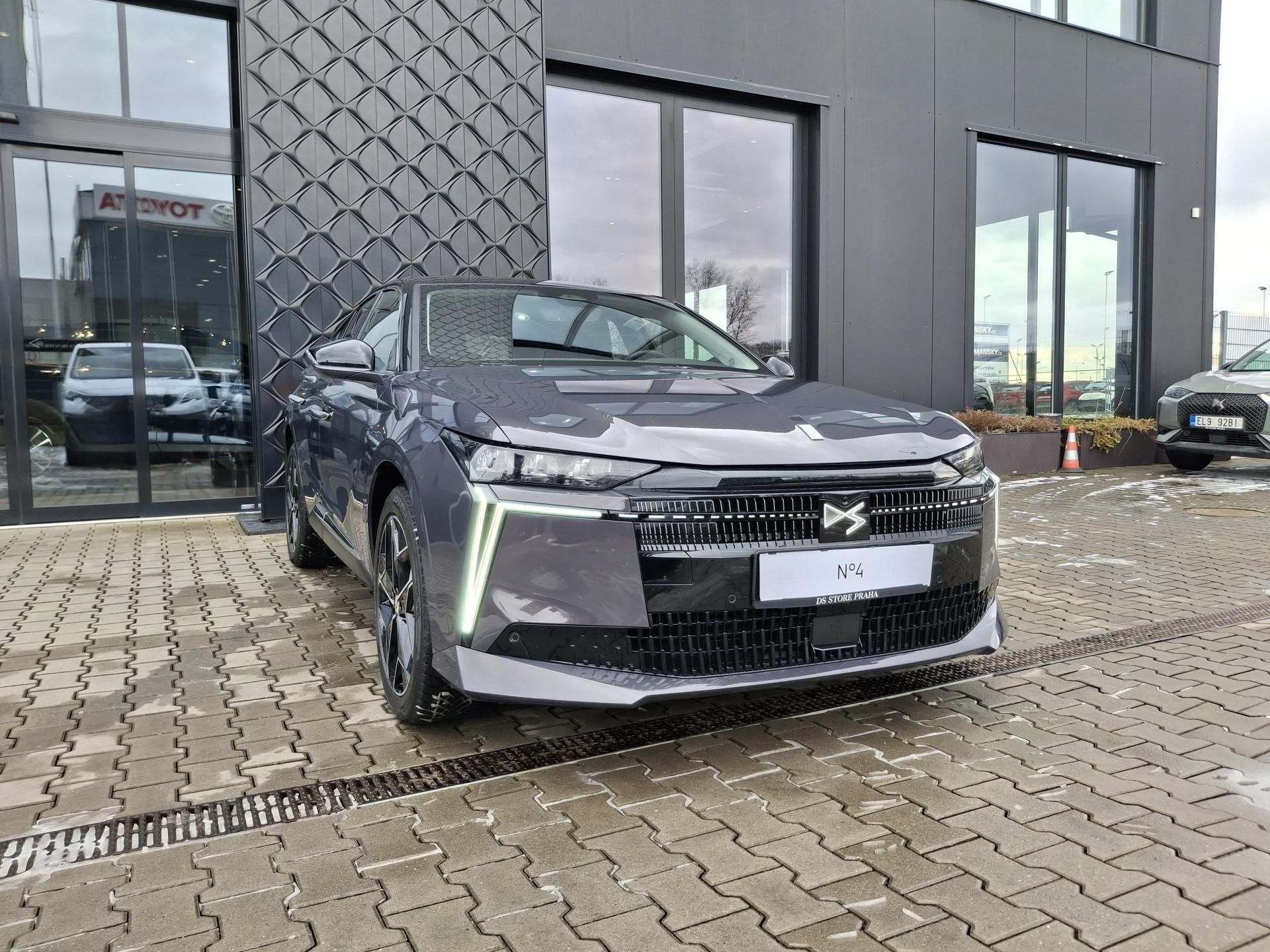 DS 4, N°4 JULES VERNE HYBRID 145 - fotka 2