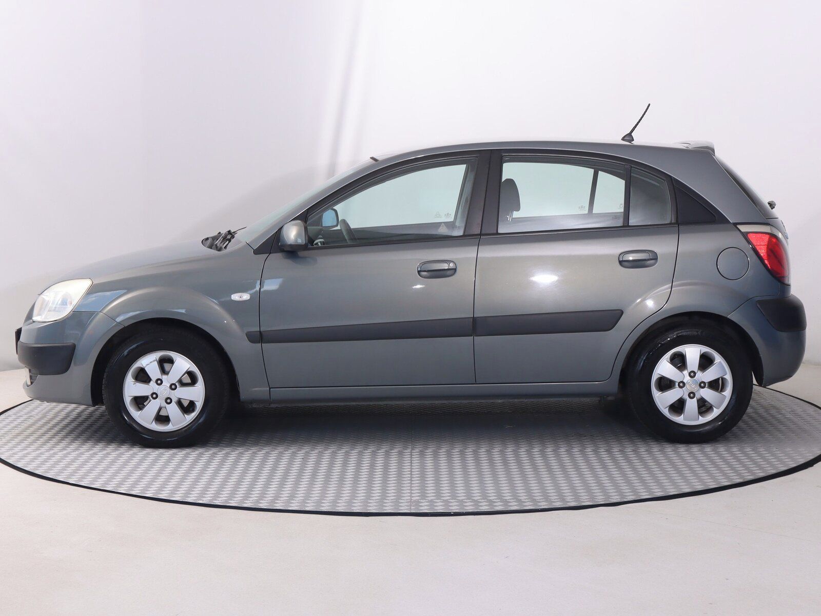 Kia Rio, 1.4 16V, po STK, jezdí výborně - fotka 3
