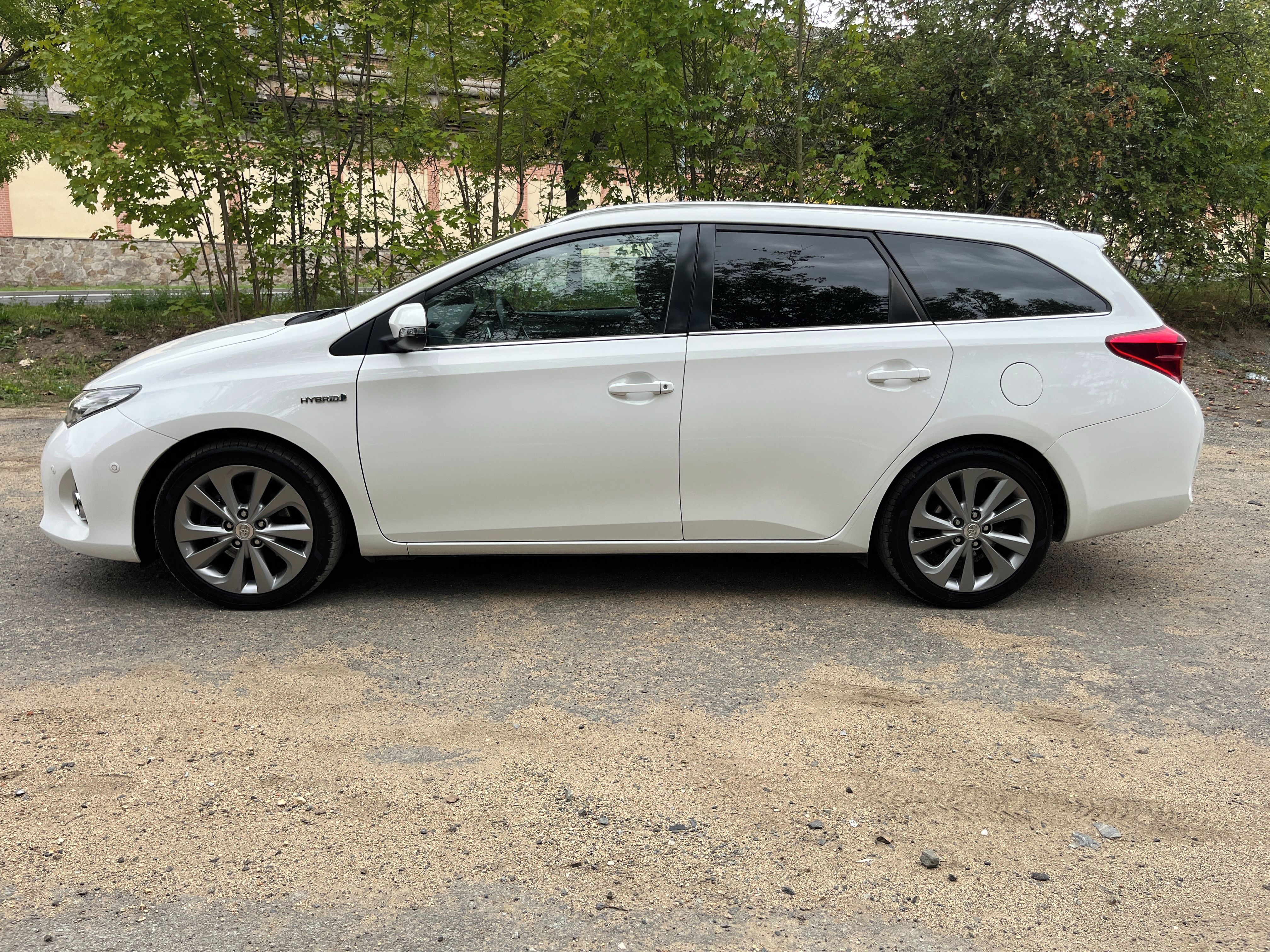 Toyota Auris, 1.8i 73kw - hybrid 1.majitel - fotka 3