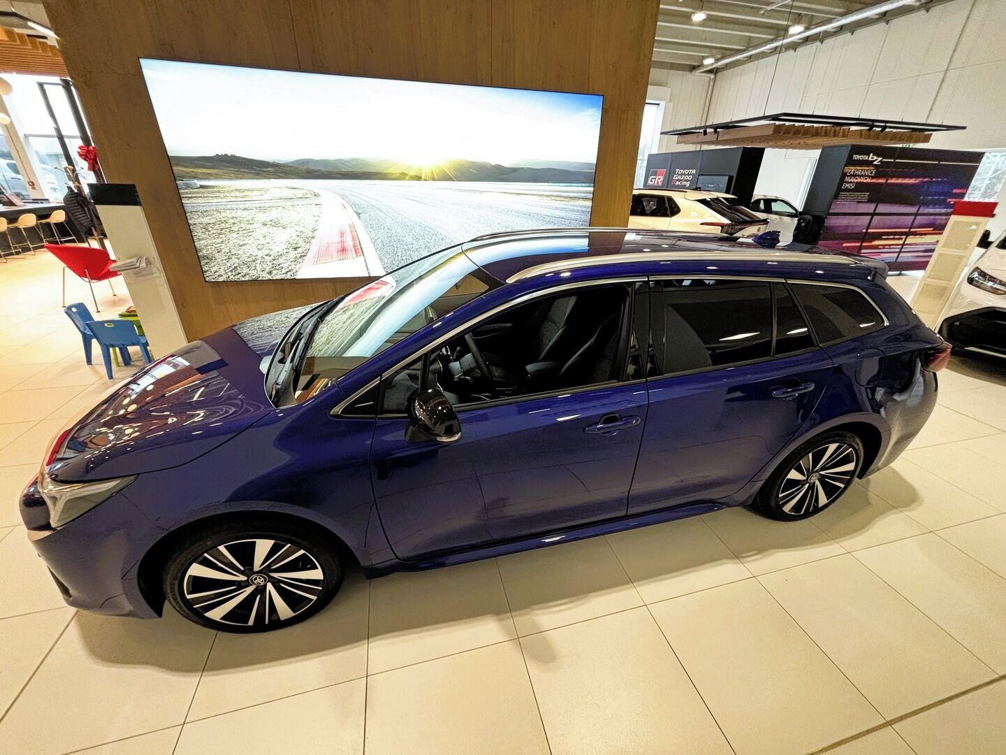 Toyota Corolla, 1,8   TS Style HEV - fotka 4