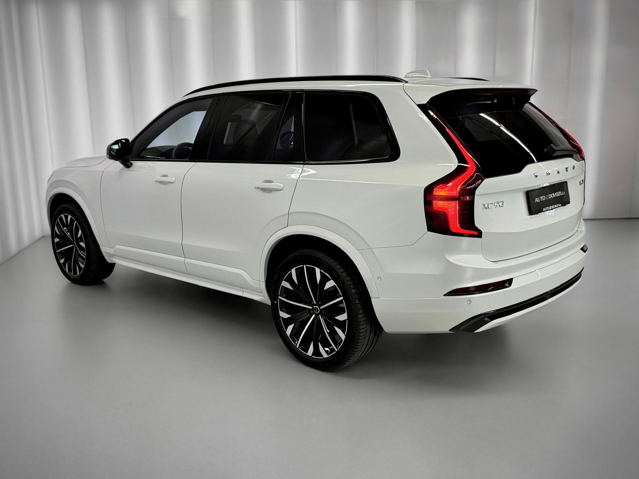 Volvo XC90, B5 AWD PLUS DARK PREMIUM, PANO - fotka 4