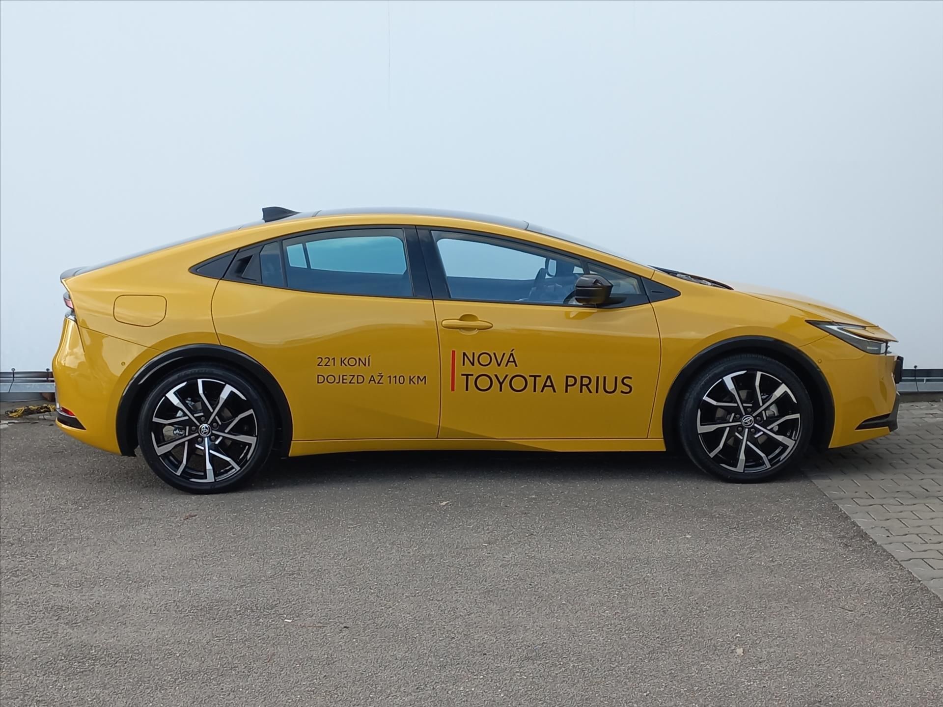 Toyota Prius, 2,0 Plug-in Hybrid e-CVT 223k - fotka 2