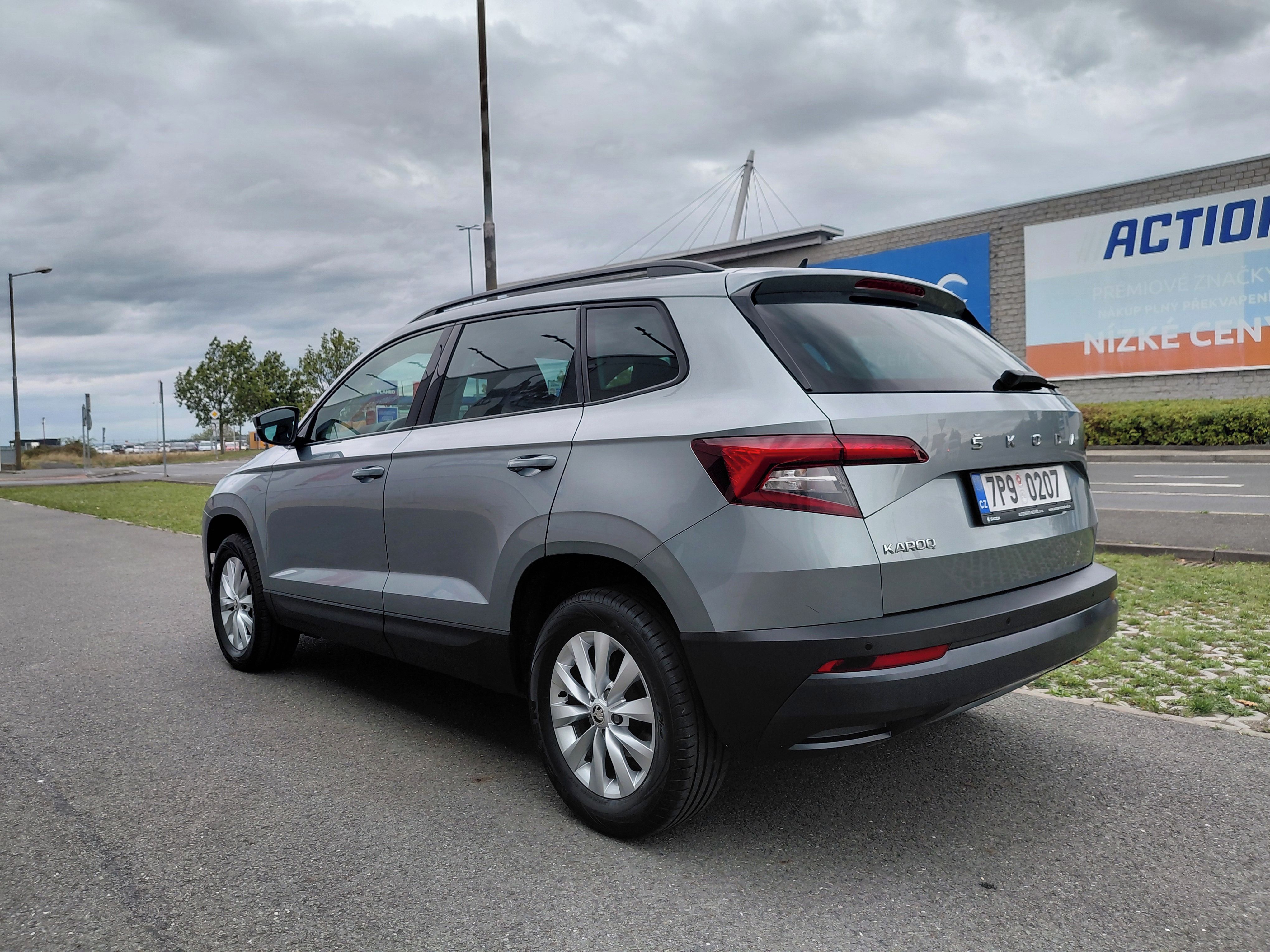 Škoda Karoq, 1.5TSI 110KW 1.MAJ,+ZIMNÍ KOLA - fotka 6
