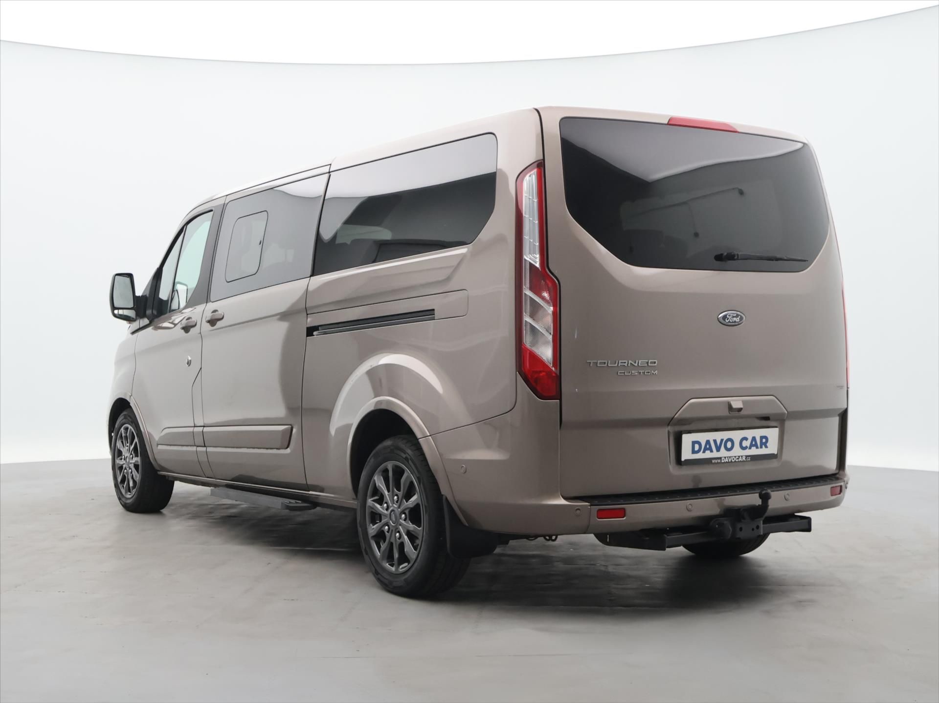 Ford Tourneo Custom, 2,0 TDCi 136kW Titanium L2 Aut - fotka 5