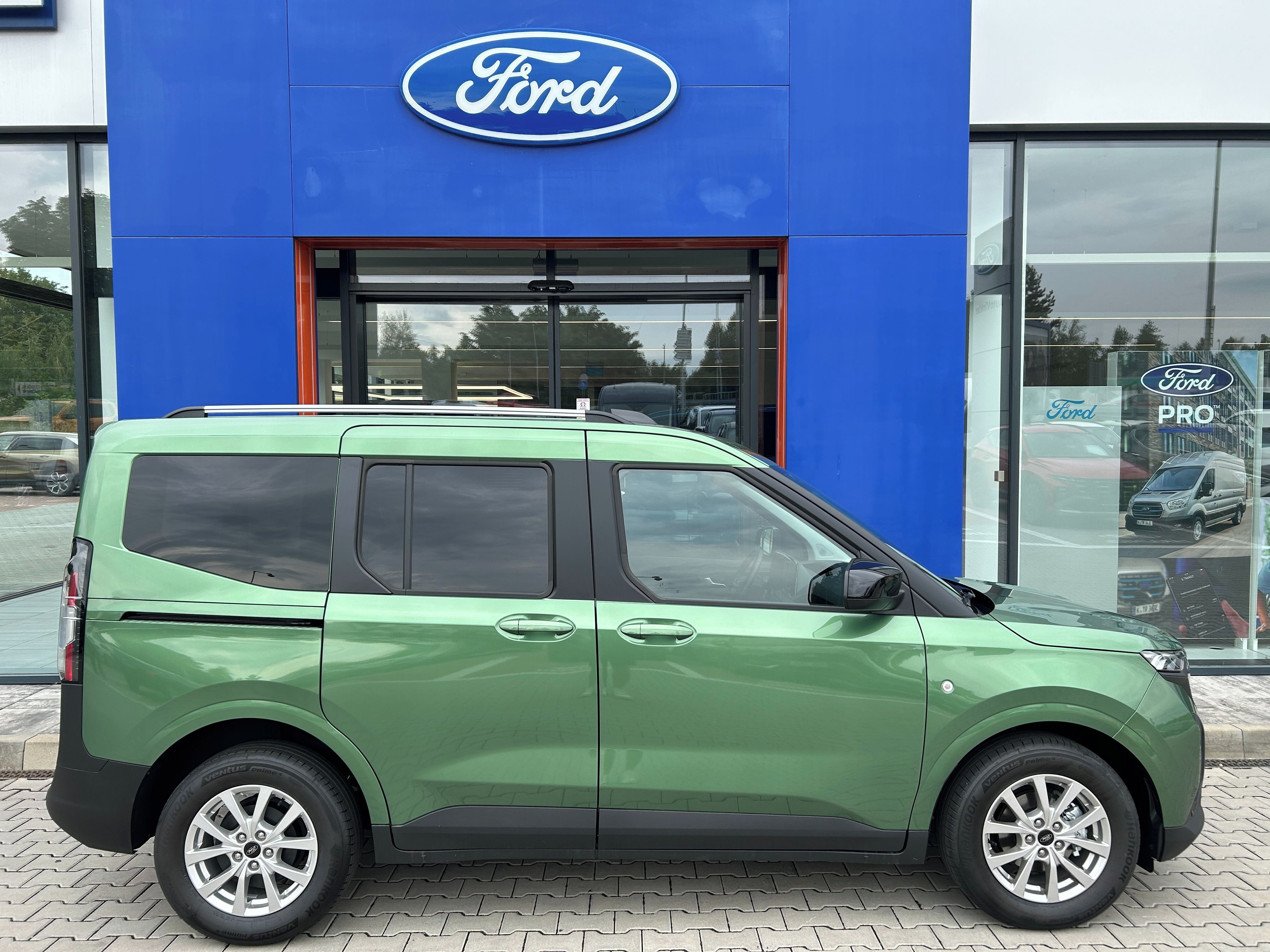 Ford Tourneo Courier, 1.0 EcoBoost 92 kW Titanium L1 - fotka 3
