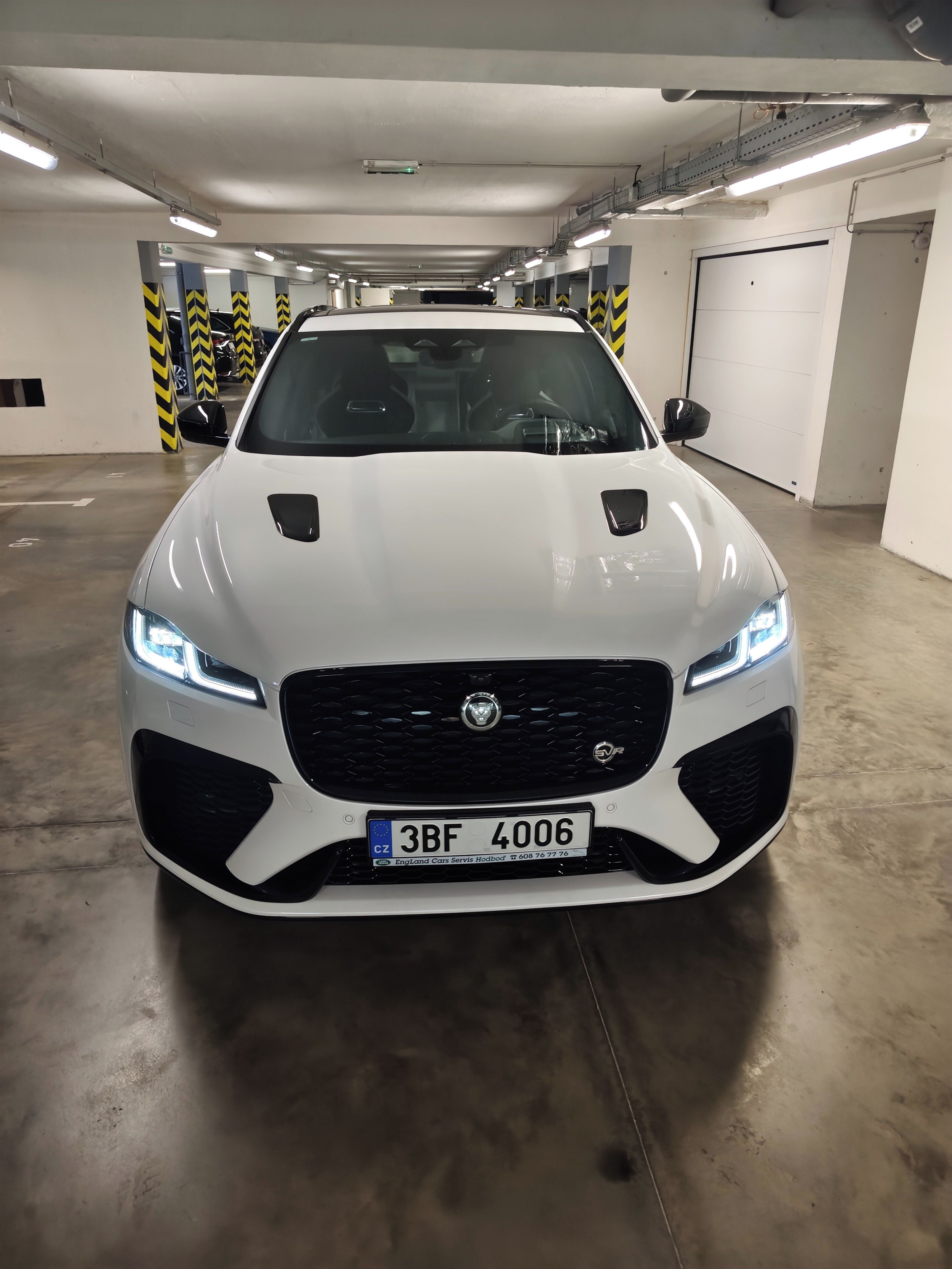 Jaguar F-Pace, 5,0 SVR - fotka 2
