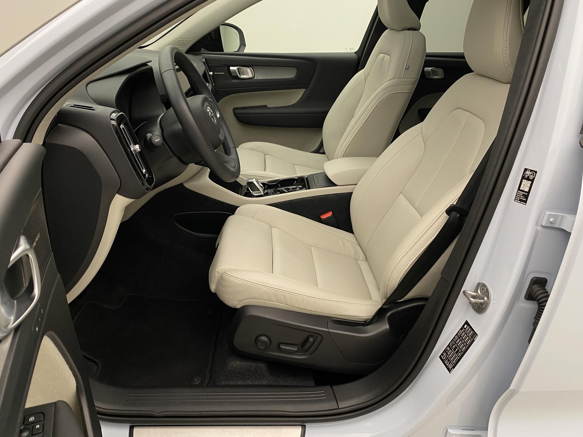 Volvo XC40, B4 DARK ULTRA AUT CZ - fotka 3