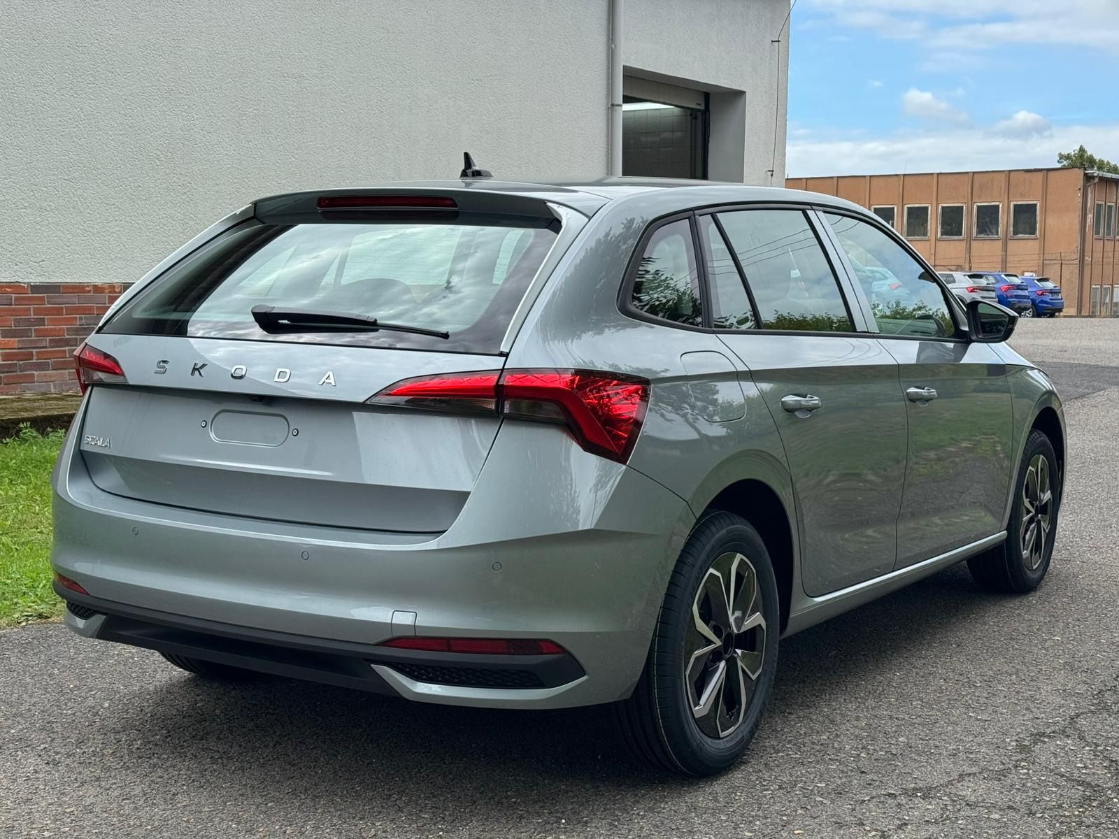 Škoda Scala, 1,0 TSI 85kW DSG Classic - fotka 4
