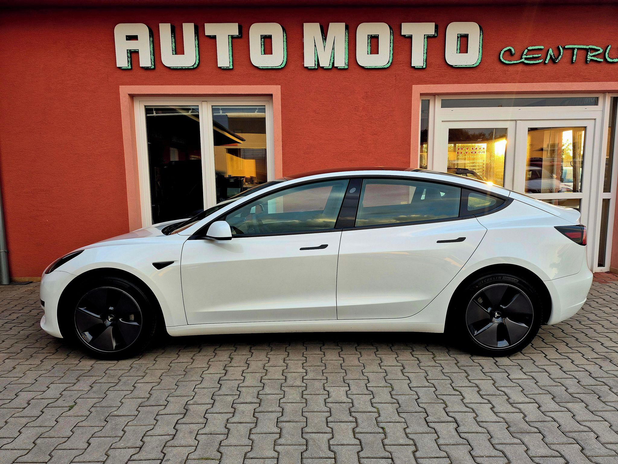 Tesla Model 3, STANDARD RANGE 208kw RWD SOH 9 - fotka 2