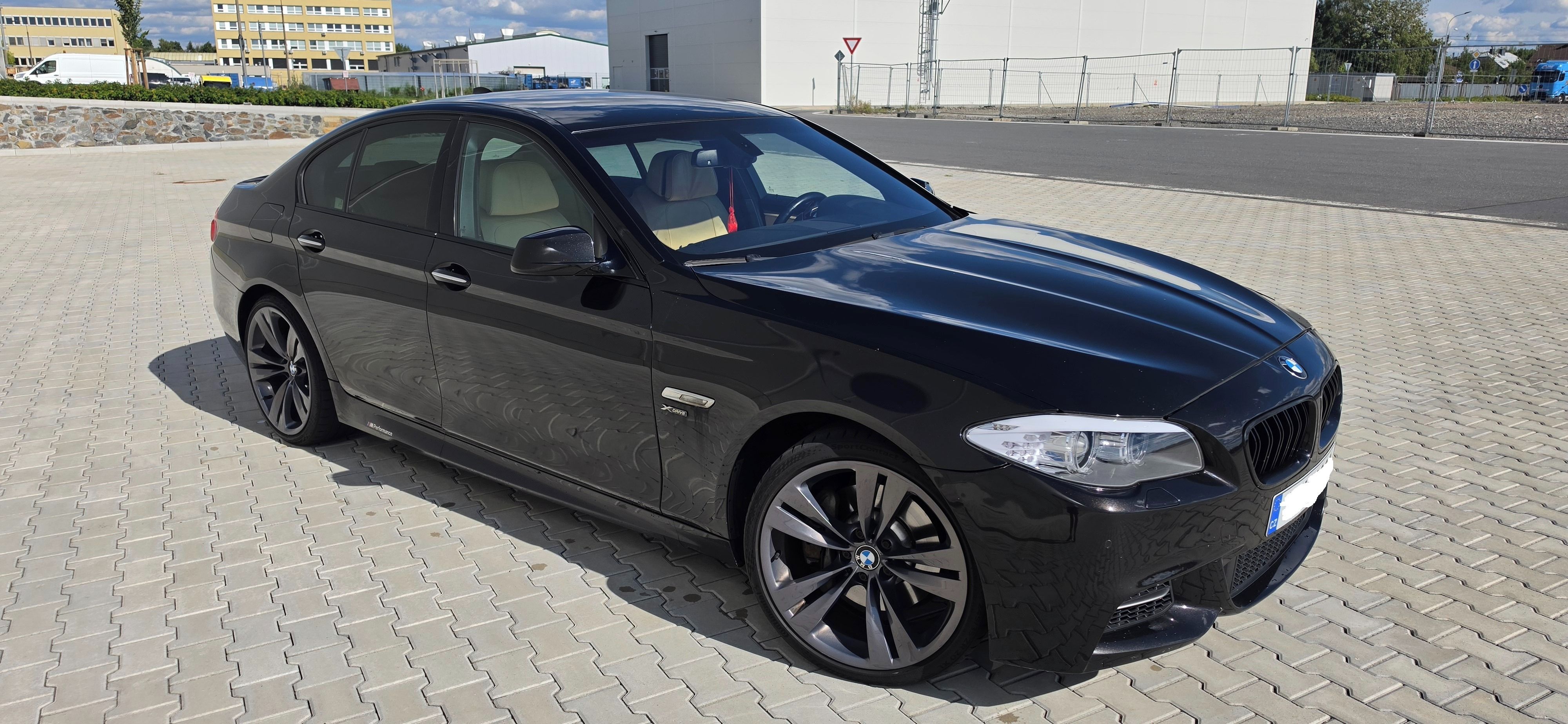 BMW Řada 5, 530d xDrive Mpacket Individual - fotka 3
