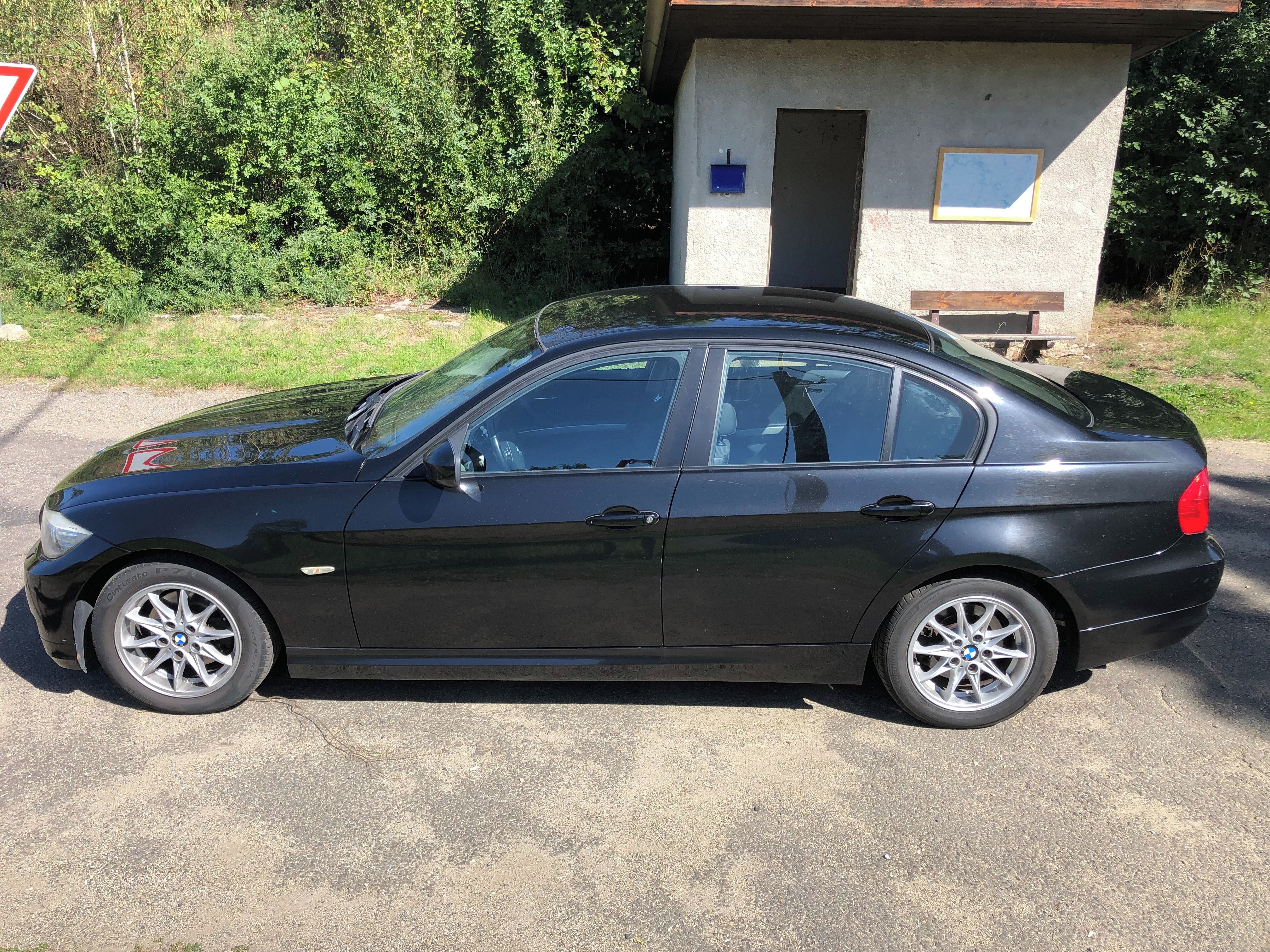 BMW Řada 3, 318d - fotka 2