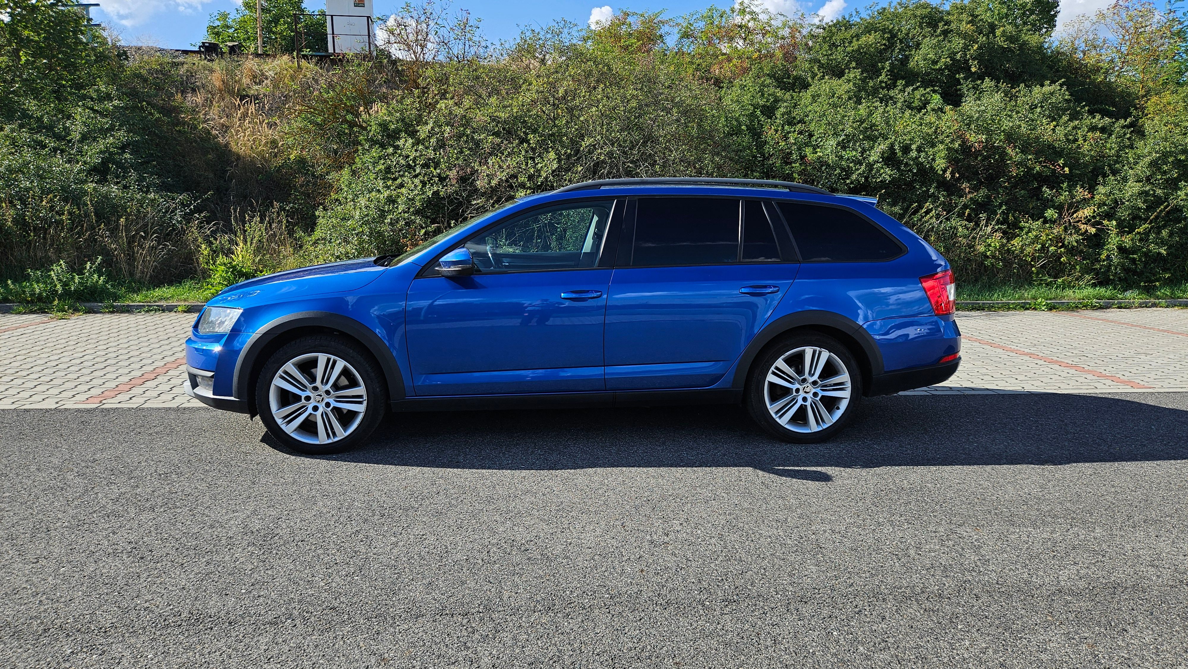 Škoda Octavia, Scout, 2.0TDI, DSG, 4x4 - fotka 2