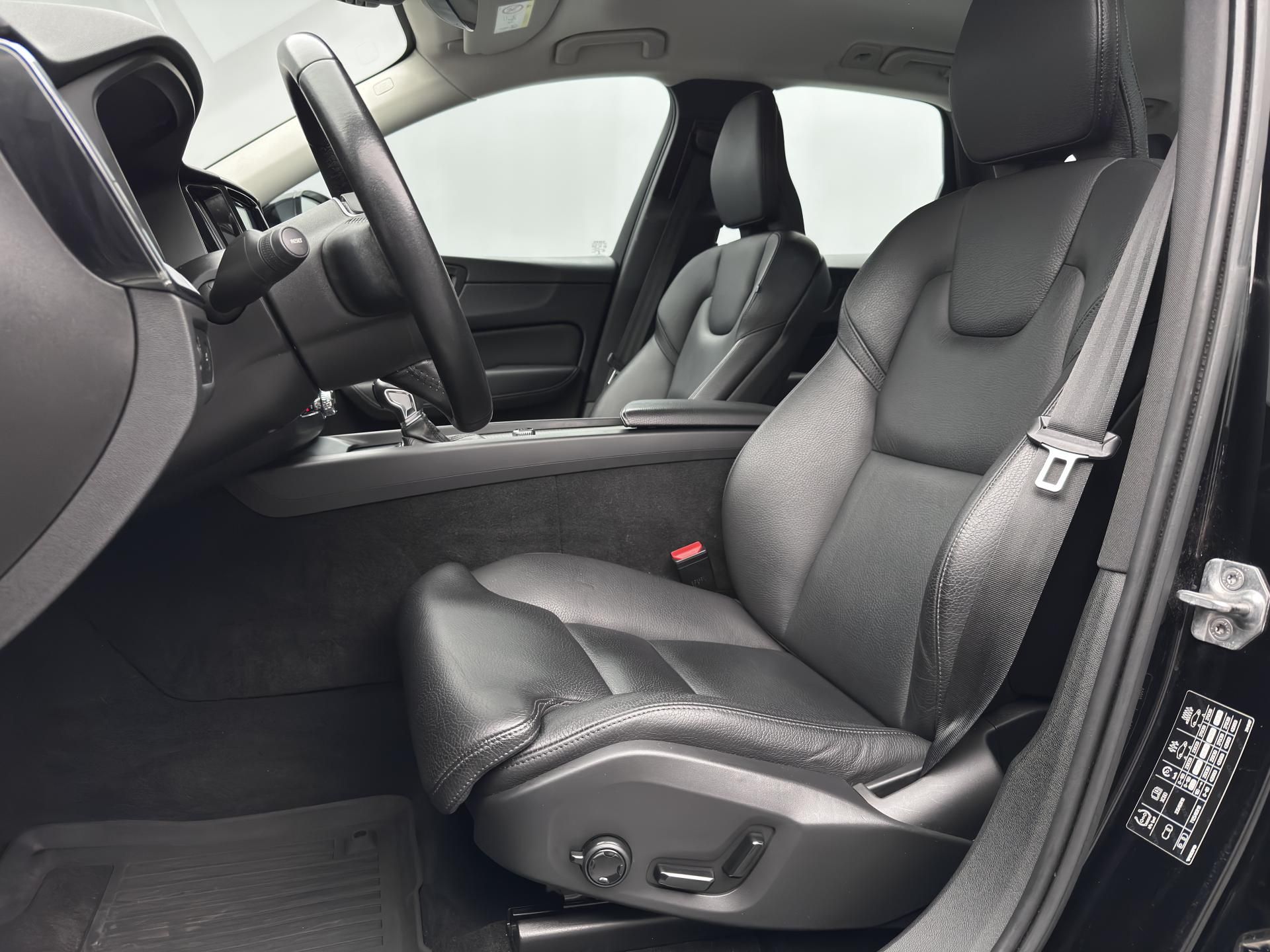 Volvo XC60, D4 AWD MOMENTUM CZ 1.maj - fotka 3