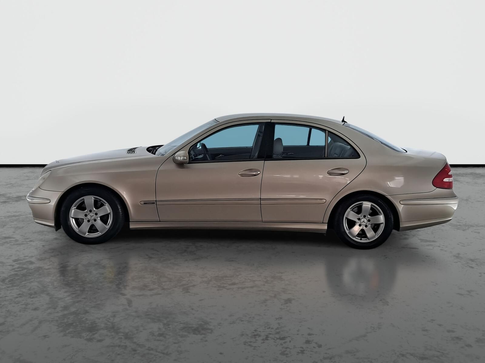 Mercedes-Benz Třídy E, 320, Automat, po STK, Tažné - fotka 3