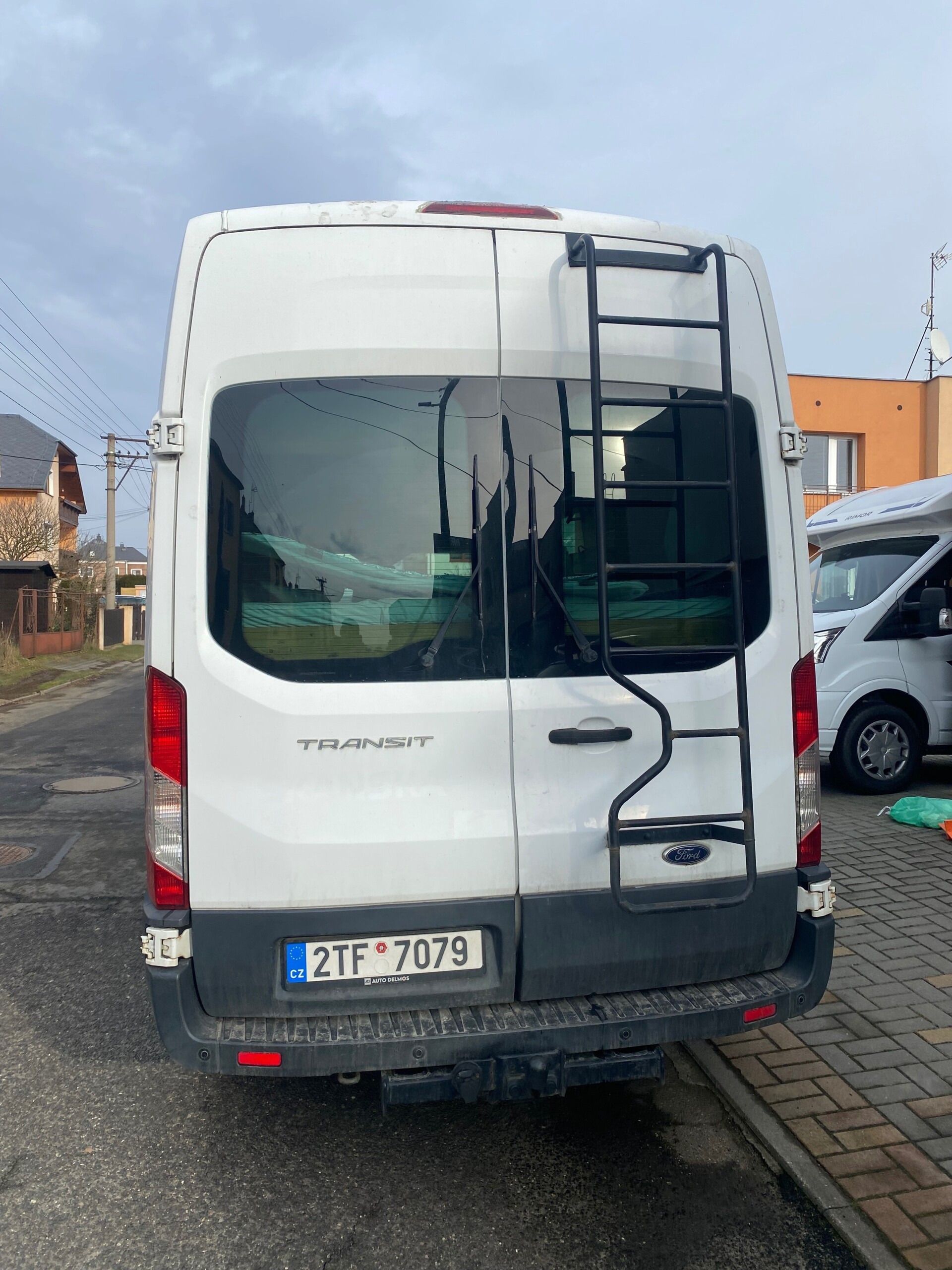 Ford Transit, Stále je 7 místný - fotka 3